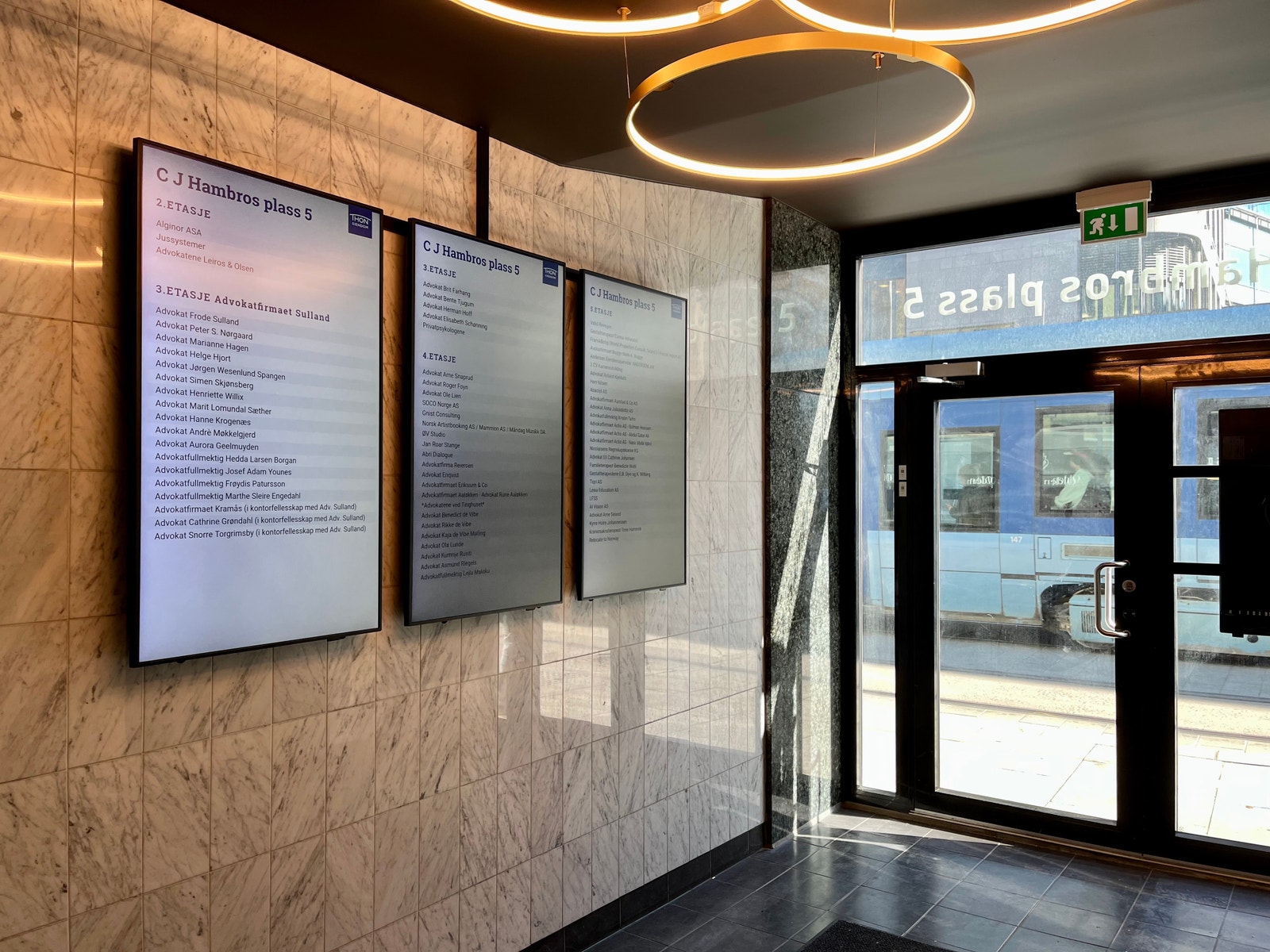 Digitale skjermer med oversikt over leietakerne i bygget Galleribilde