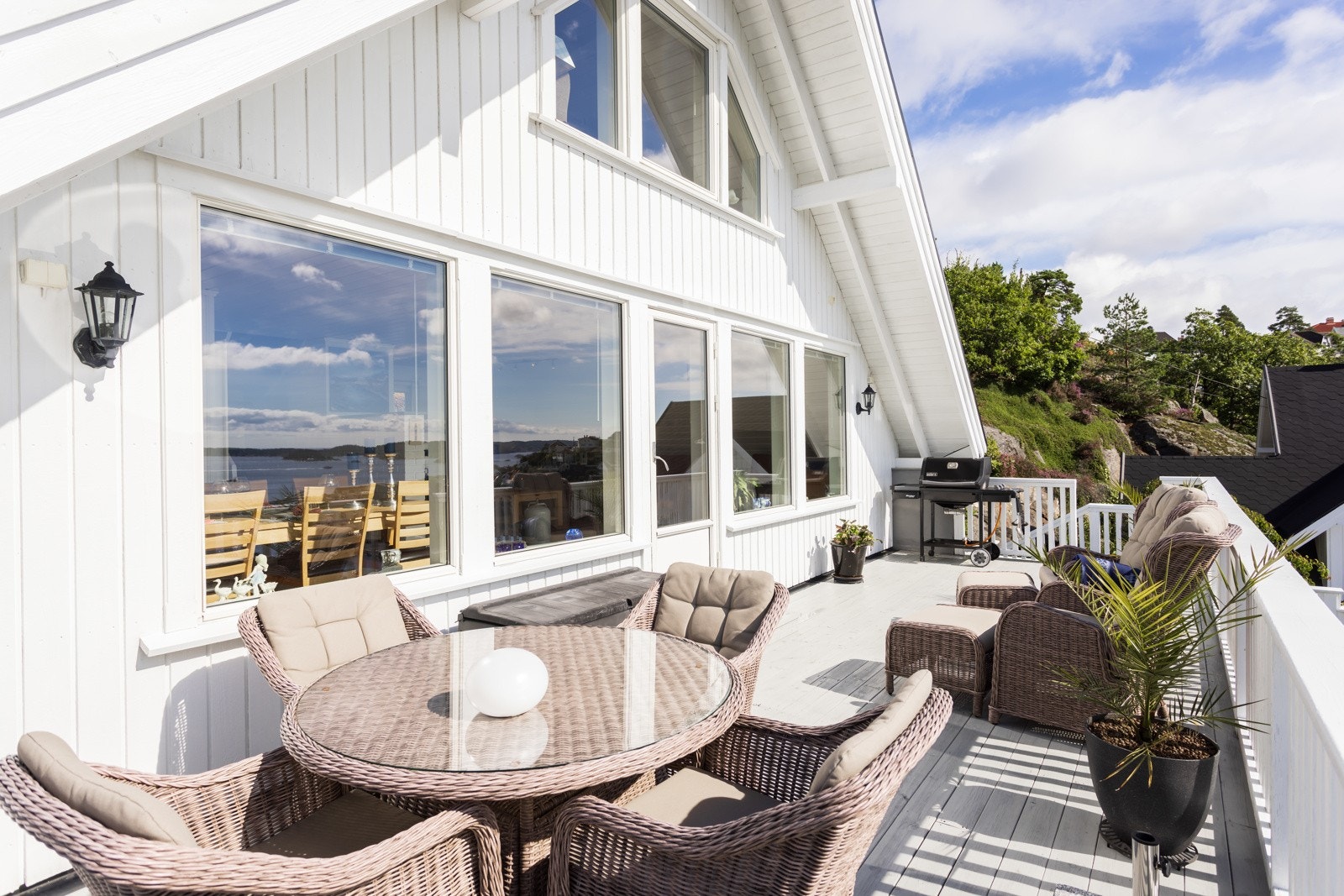 Veranda ut mot sjøen med fantastisk sjø og havutsikt Galleribilde