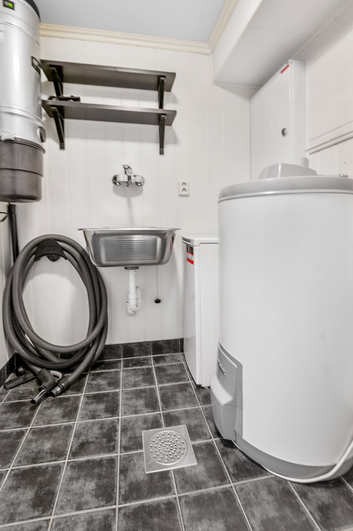 Teknisk rom/bod med opplegg for vaskemaskin. Galleribilde