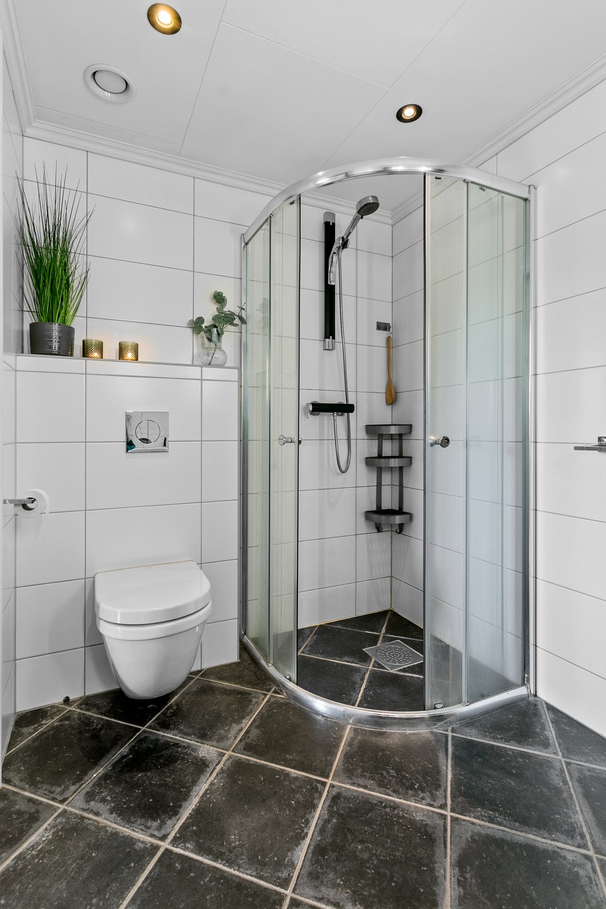 Badet har flislagt gulv med gulvvarme. Galleribilde
