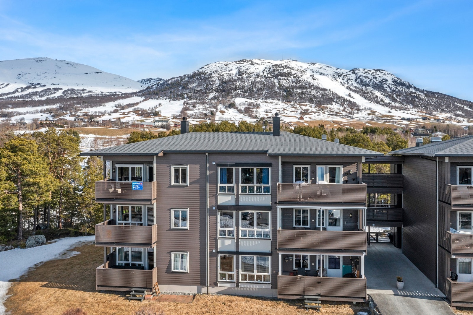 Leiligheten har sentral beliggenhet i gåavstand til Oppdal sentrum. Galleribilde