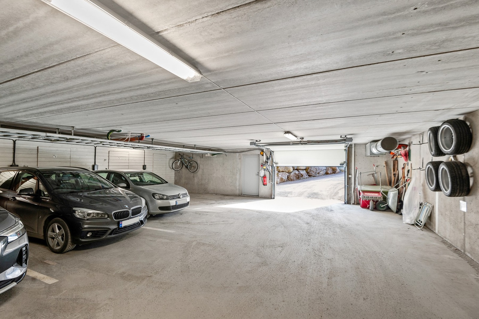 Leiligheten disponerer egen parkeringsplass + sportsbod i felles garasjeanlegg. Galleribilde