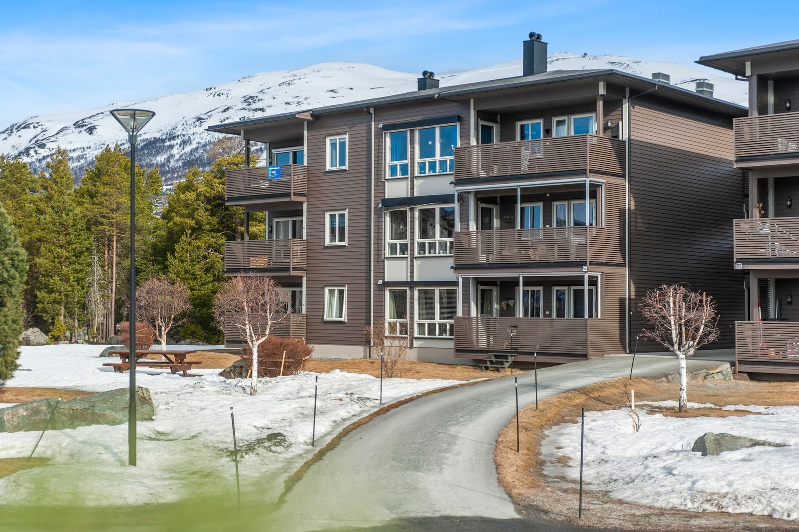 Felles uteområde med benker og lekeplass. Galleribilde