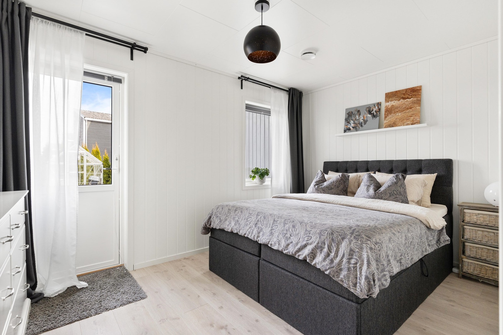 Soverom 2. Det er en romslig markterrasse på baksiden av boligen med utgang fra hovedsoverommet. Galleribilde