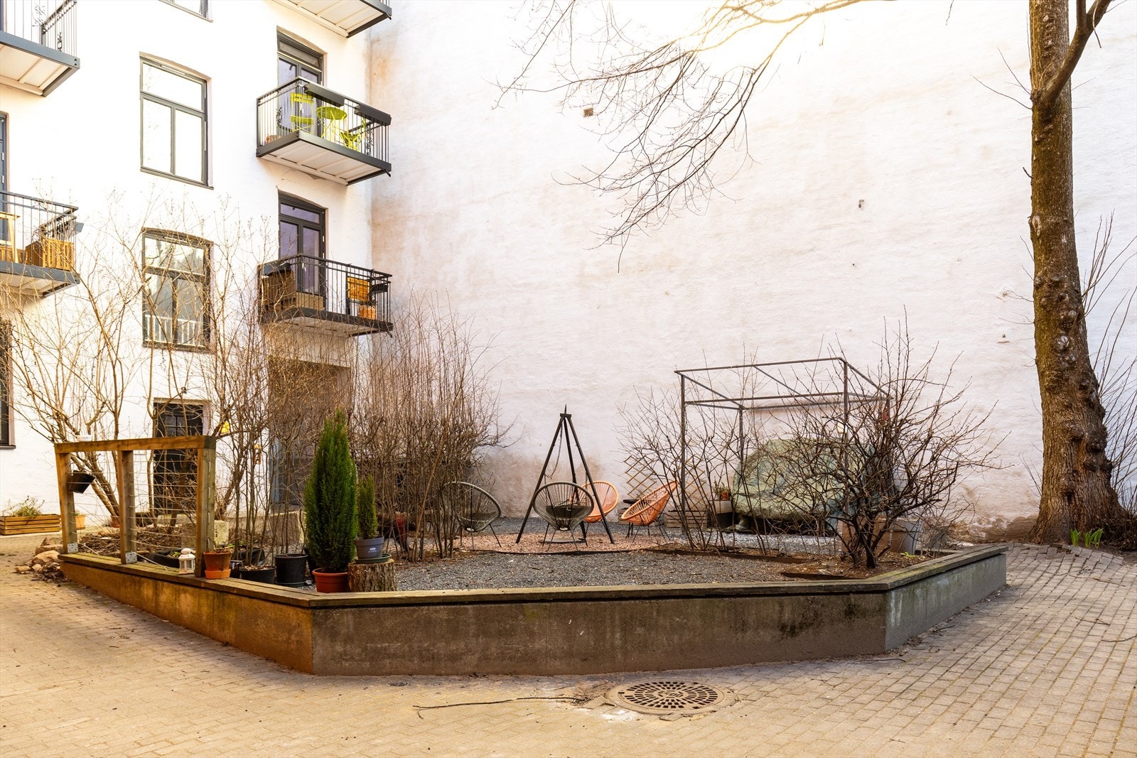 Den pent opparbeidede bakgården er svært innbydende og skaper et flott uteområde å nyte. Galleribilde