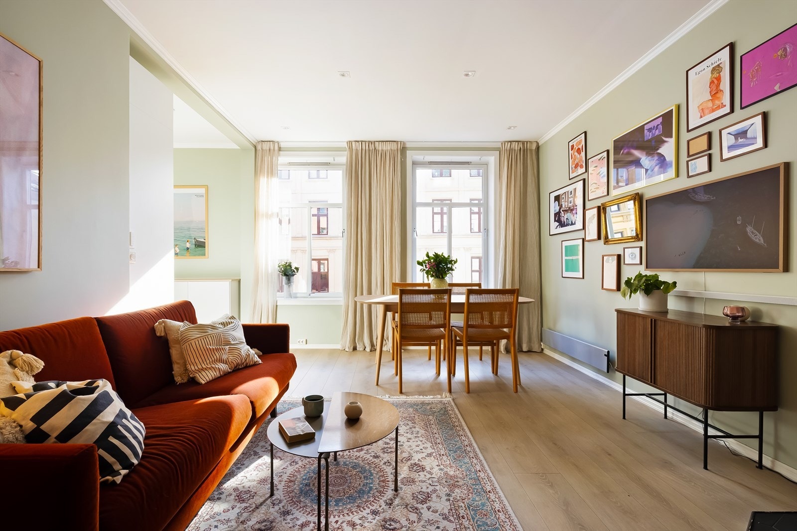 Leiligheten ligger i en klassisk bygård, som følge av dette får du god takhøyde og store vindusflater Galleribilde