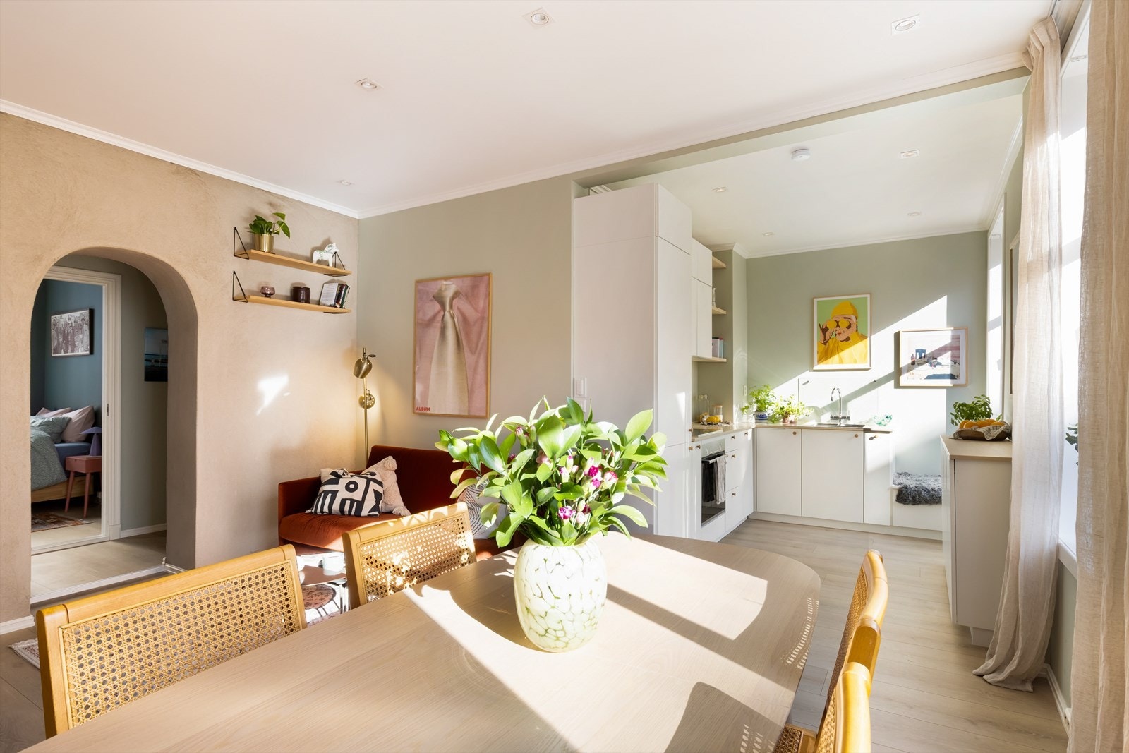 L-formet stue- og kjøkkenløsning gir plass til både spisebord og sofagruppe. Galleribilde