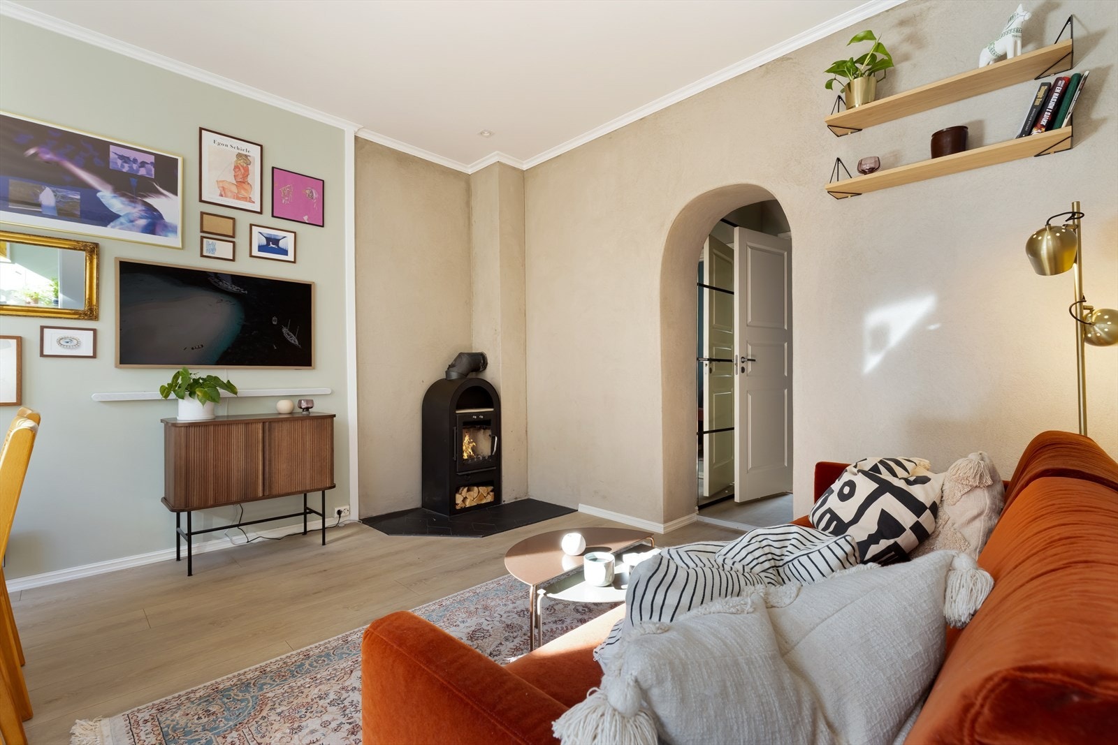 Boligen disponerer både bod på loft og i kjeller Galleribilde