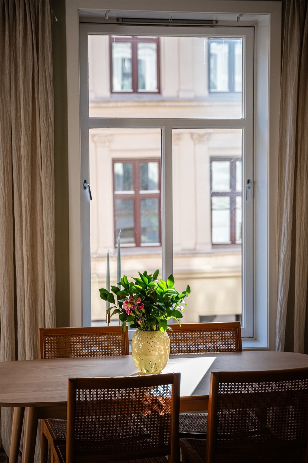 Store flotte vinduer med 2-lags isolerglass og trekarmer. Galleribilde