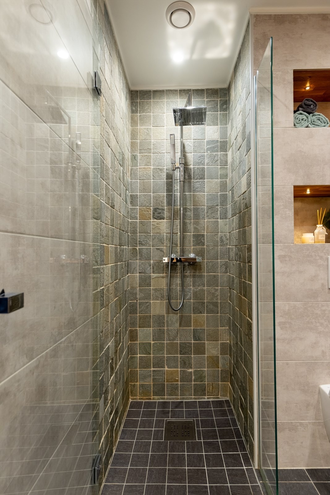 For å øke dusjnisjen er det installert fast glassfelt. Ventilasjon for vanndamp også i nisjen Galleribilde