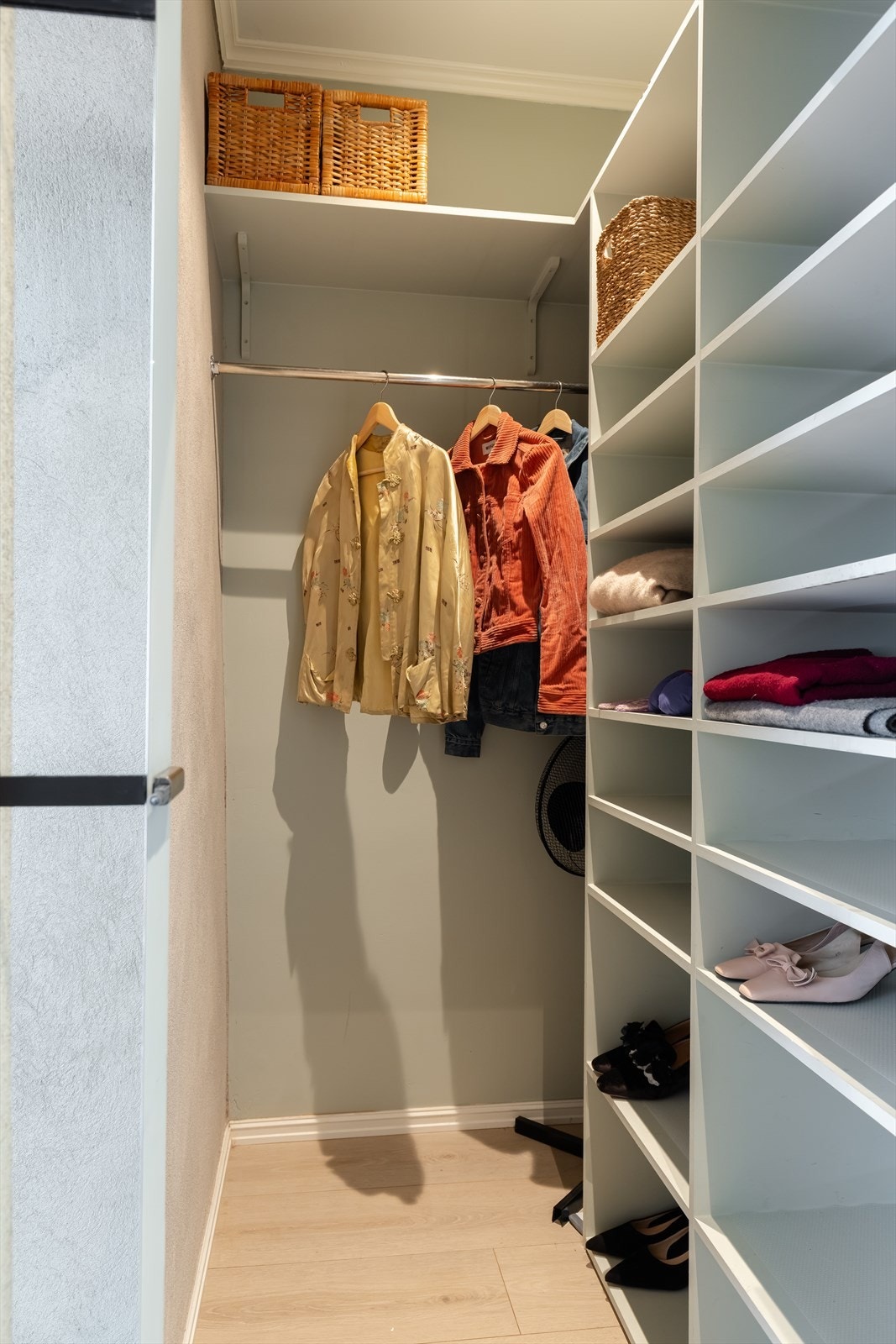 Her inne er det rikelig med plass til ytterklær, støvsuger og det du bruker daglig, men ikke vil se. Galleribilde