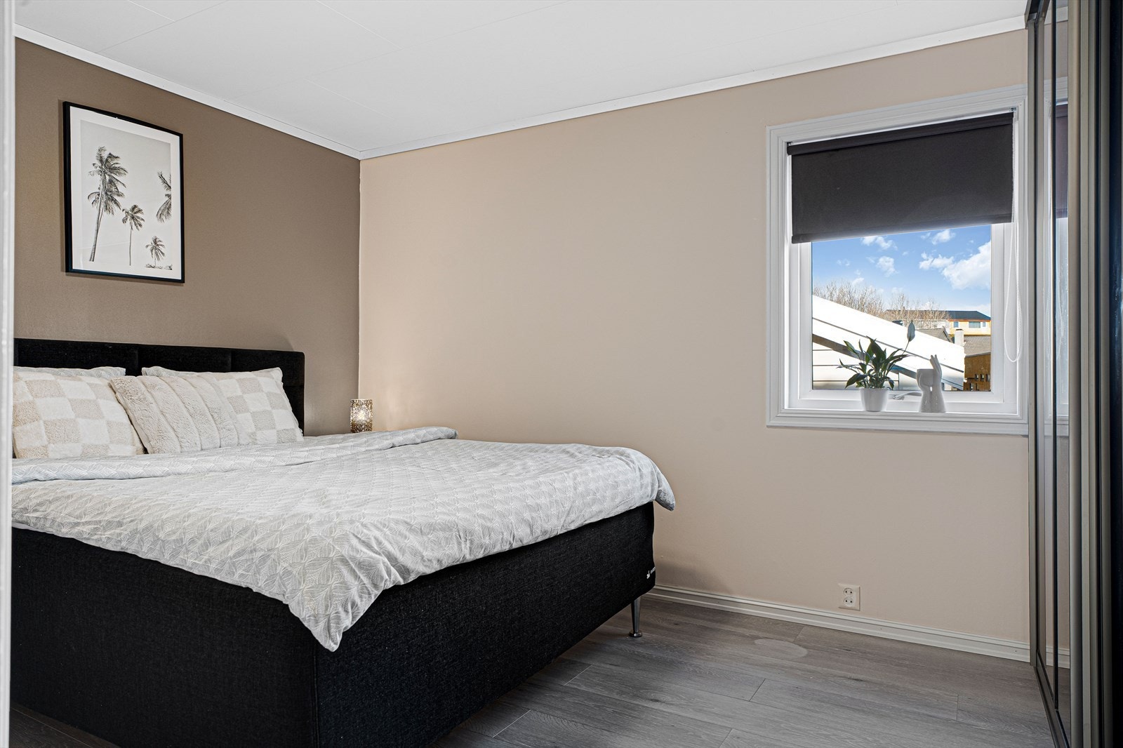 Boligen har totalt tre soverom fordelt på de to etasjene - hovedsoverommet ligger i 1. etasje og har god plass til dobbeltseng Galleribilde