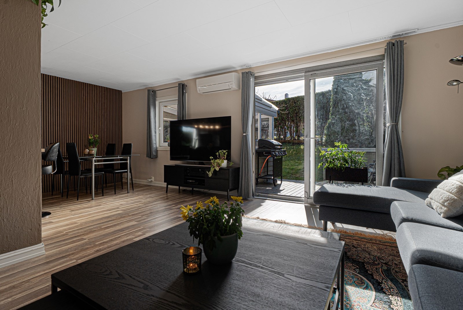 Romslig stue med plass til både sofa- og spisegruppe Galleribilde