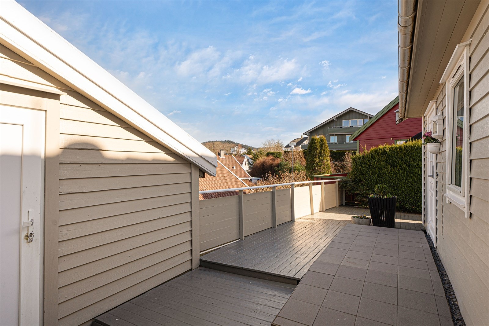 På baksiden av huset er det en romslig bod på 6 kvm med ekstra lagringsplass Galleribilde