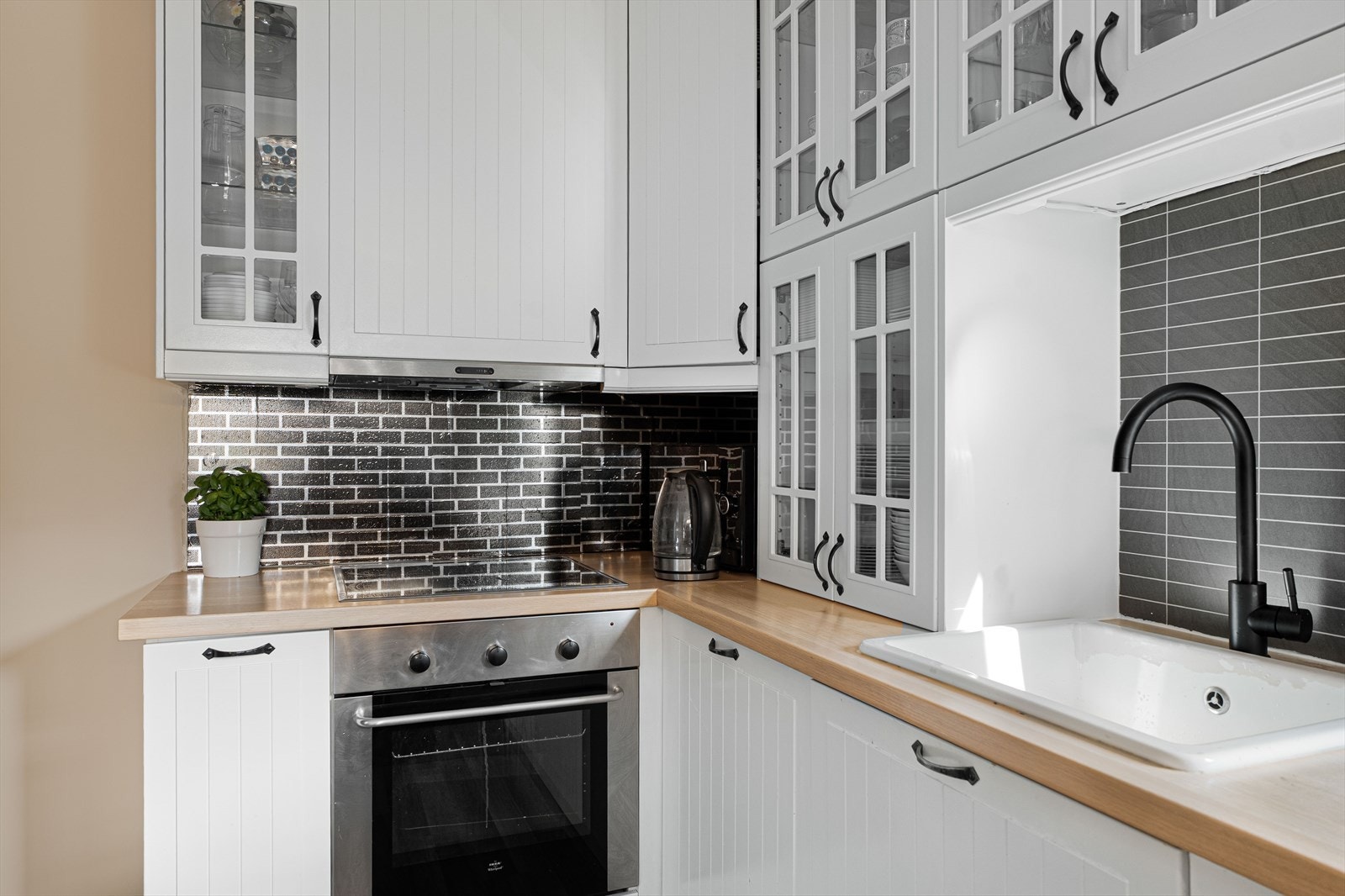 Det er integrert platetopp, stekeovn og oppvaskmaskin samt frittstående kjøl/fryseskap Galleribilde