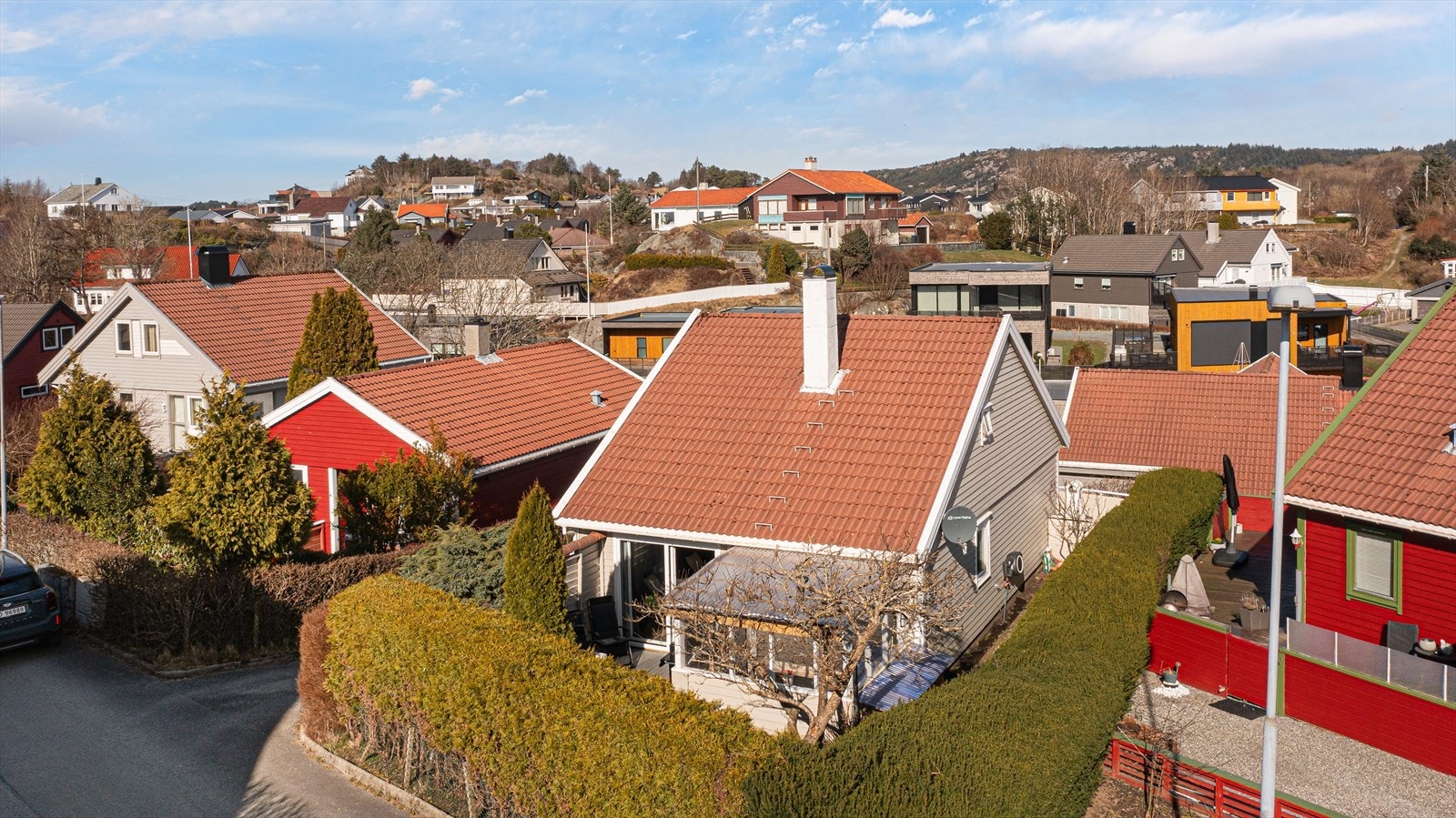 Eiendommen har en pent opparbeidet tomt på 336,5 kvm Galleribilde