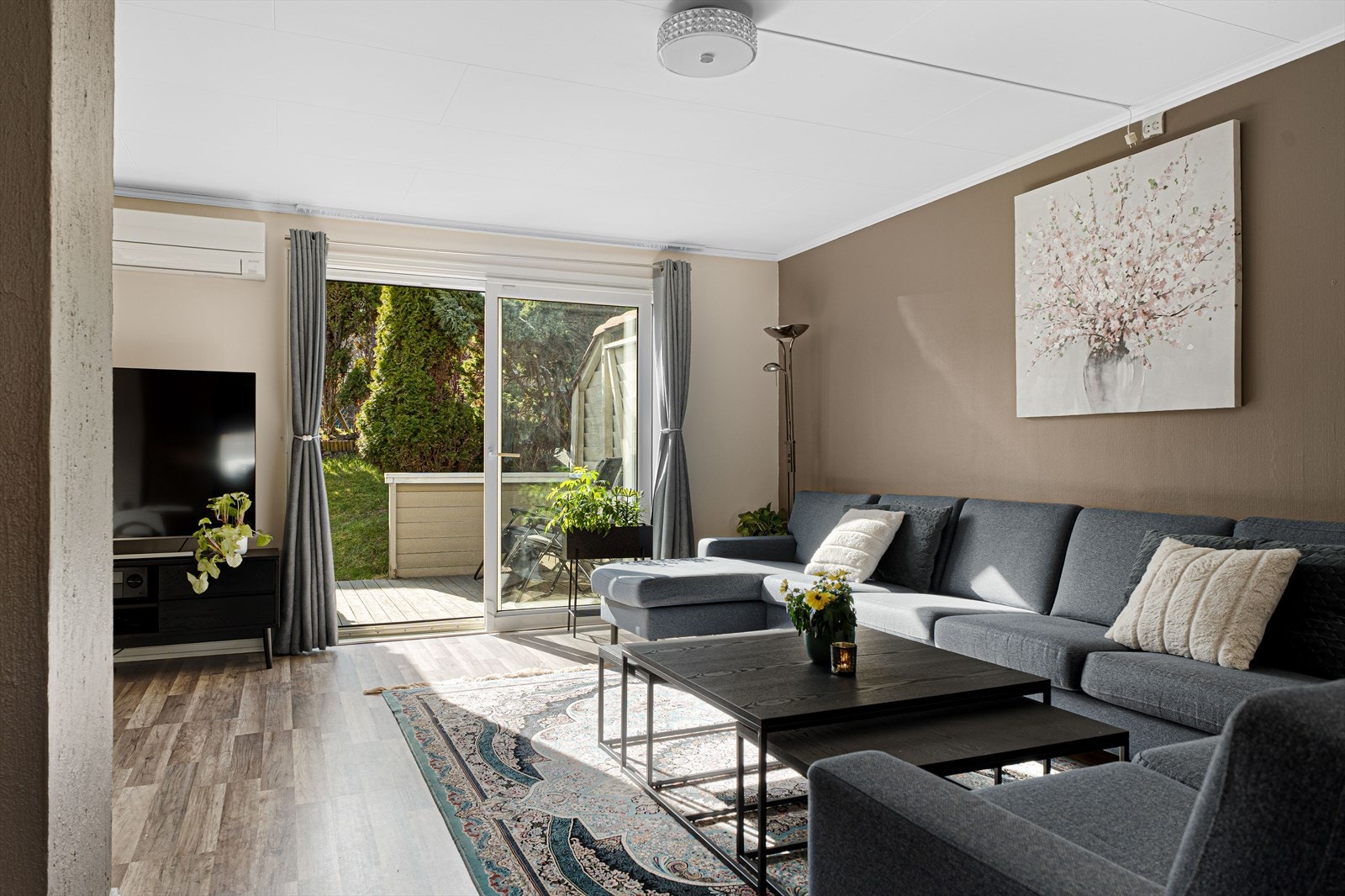 Boligen er innredet over to plan og holder normalt god standard Galleribilde