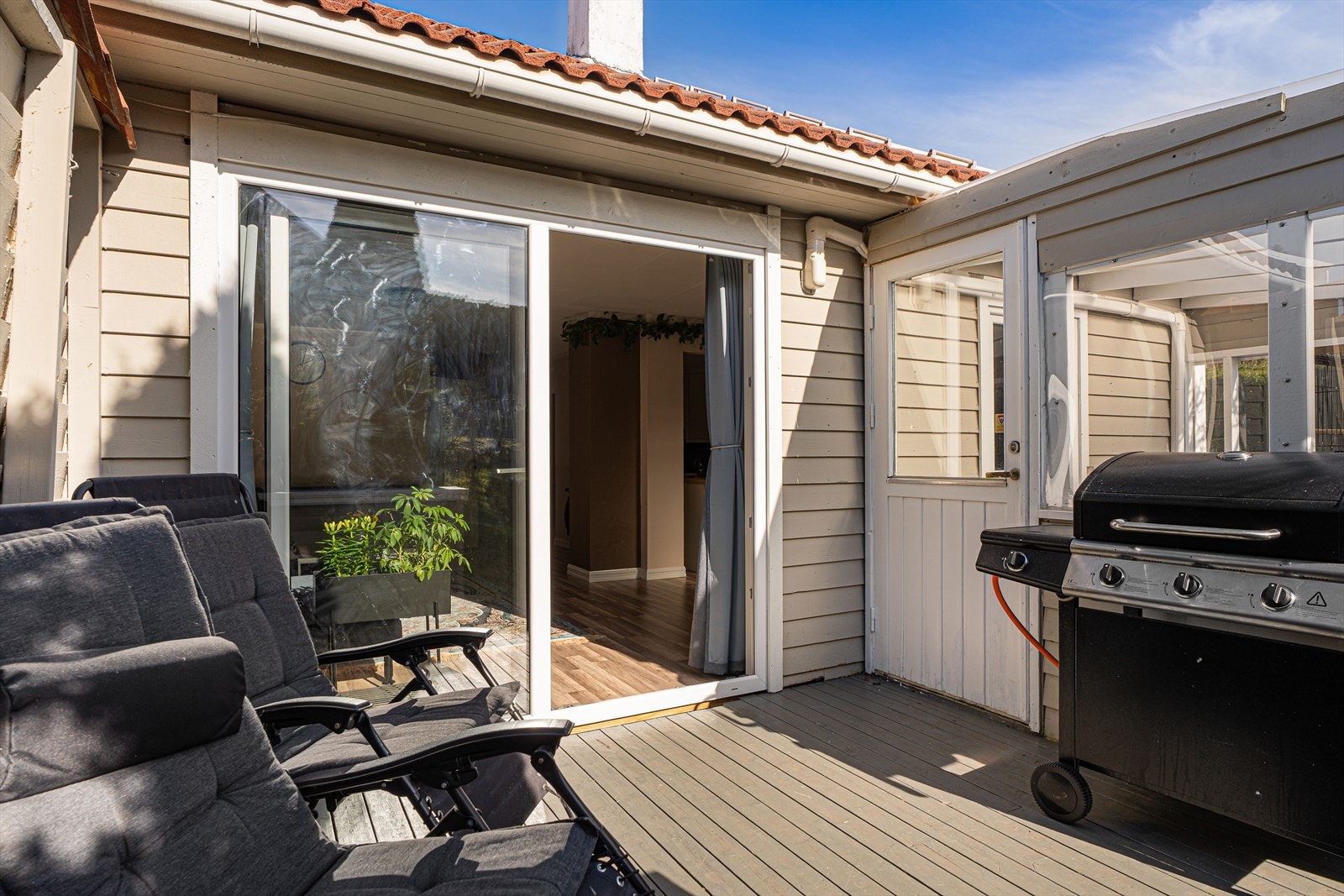 Fra stuen er det utgang til herlig terrasseområde med hagestue (ikke byggemeldt/godkjent) Galleribilde