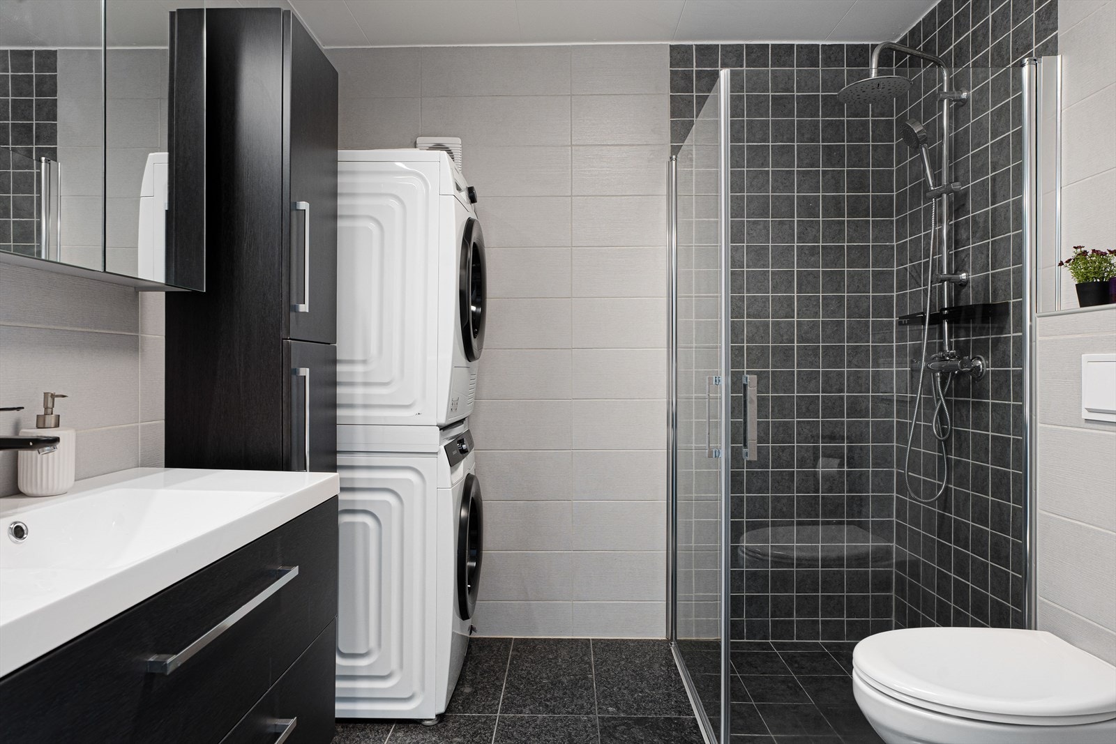 Boligen har to flotte bad som er pusset opp i 2019 og 2020 Galleribilde