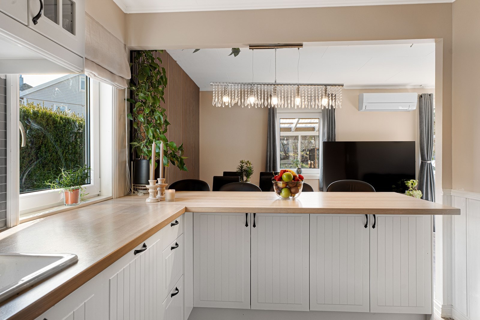 Det er montert varmepumpe på vegg i stuen fra 2022 Galleribilde