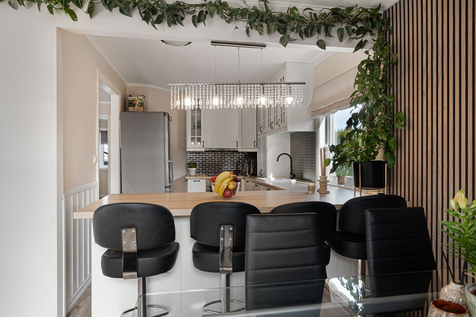 Innholdsrikt kjøkken med masse skap- og benkeplass Galleribilde