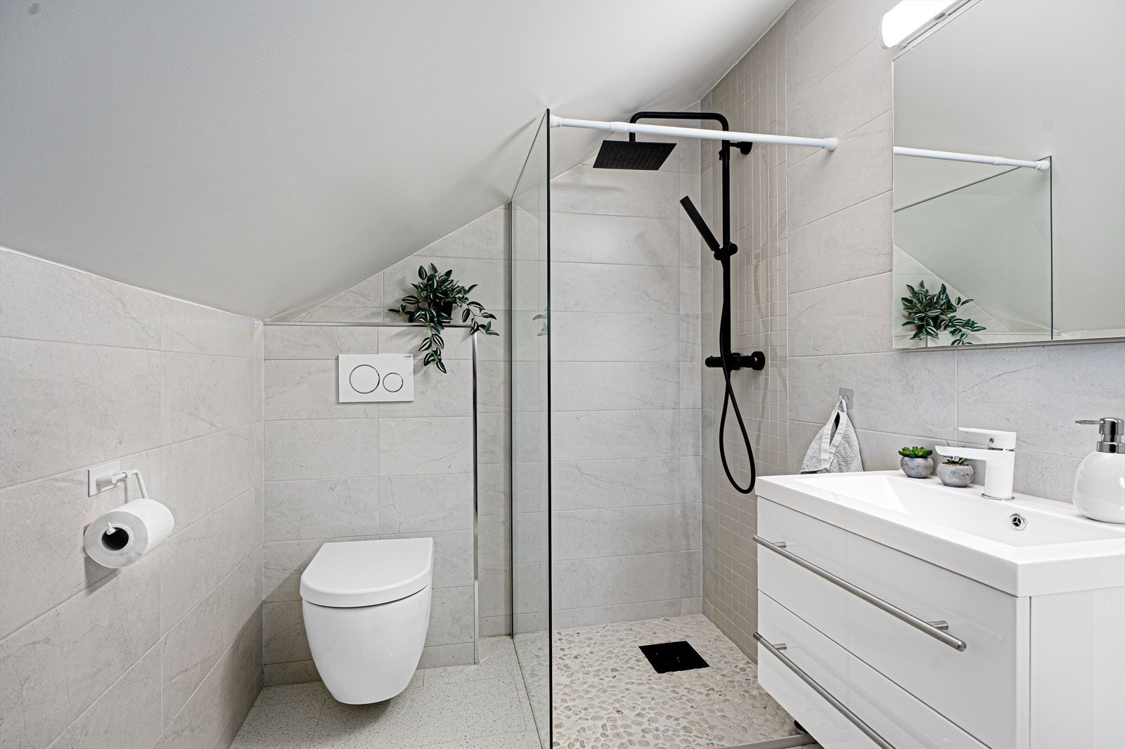 Lyst og flott bad i 2. etasje med fliser på gulv og vegger Galleribilde