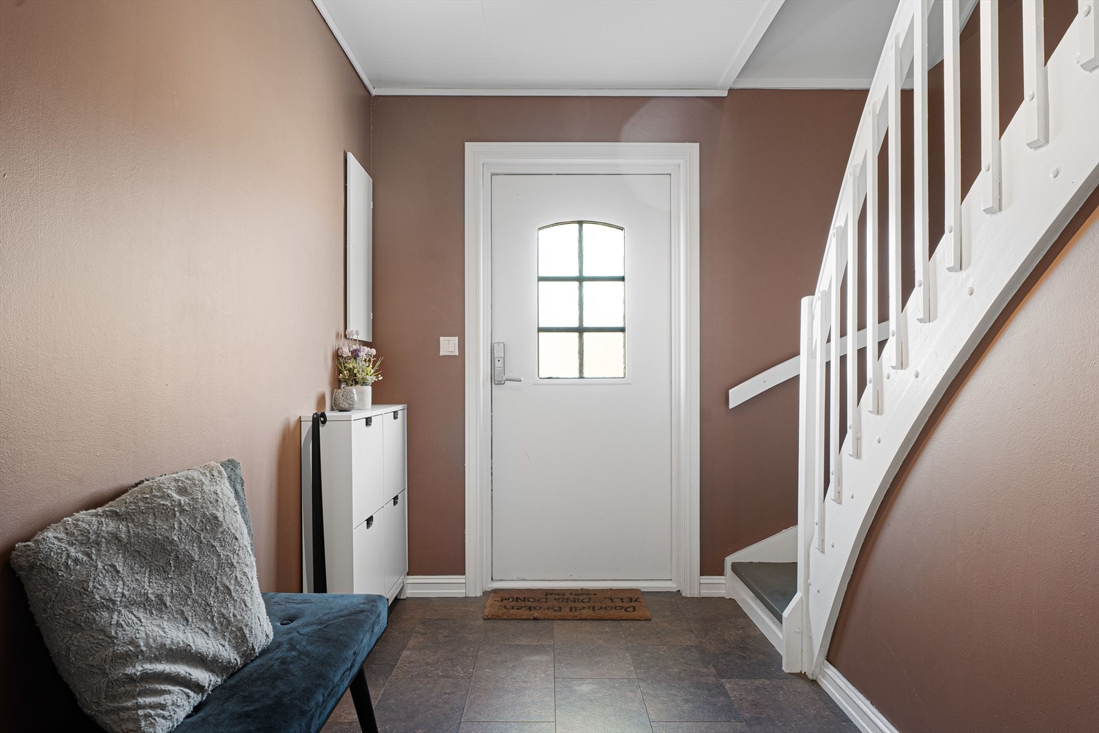 En lys og romslig gang ønsker deg velkommen inn i boligen Galleribilde