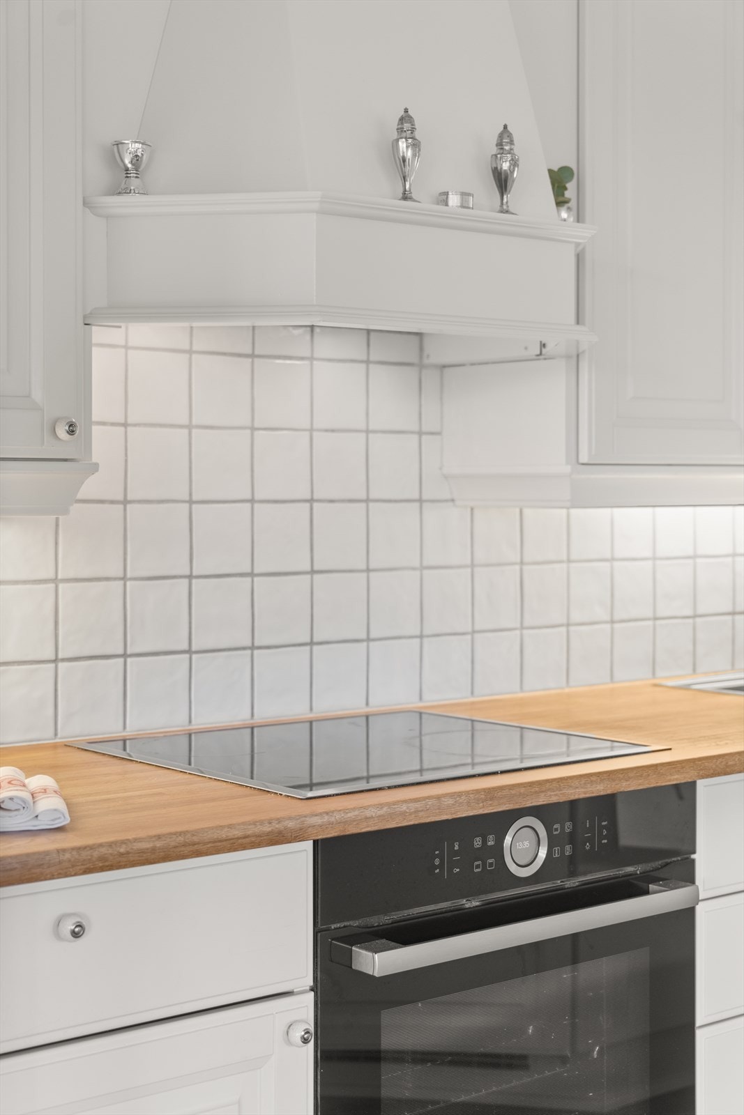 Integrert komfyr og mikrobølgeovn, samt kjølehjørne med aggregat fra 2022. Galleribilde