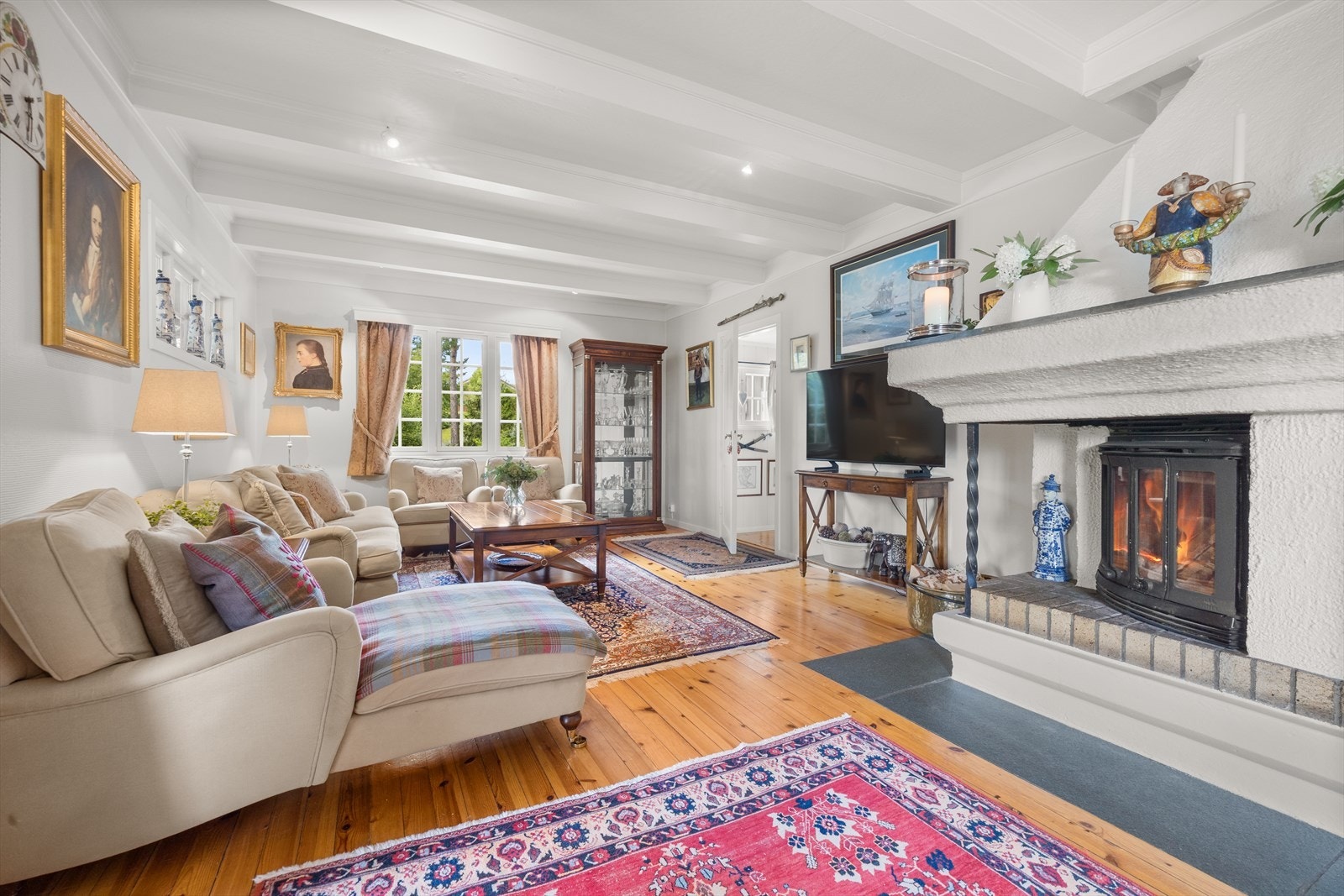 God plass til sofagruppe og mediamøbler. Galleribilde