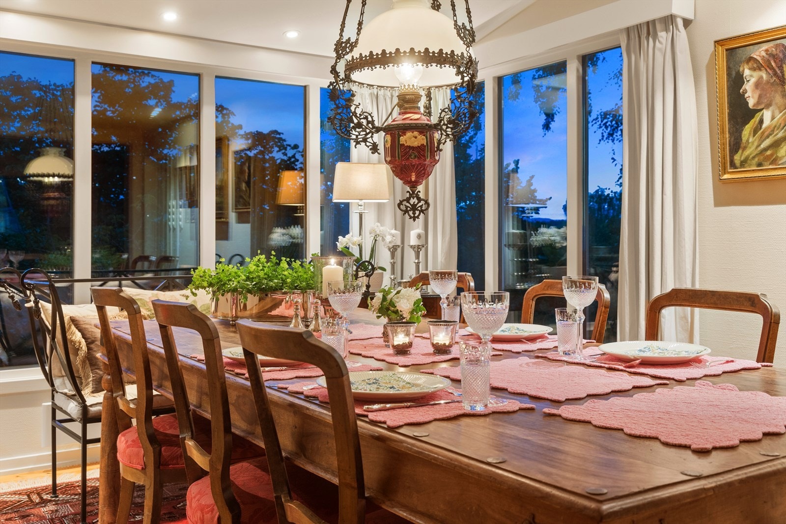 Spisestuen har plass til et stort spisebord med flott utsikt. Galleribilde