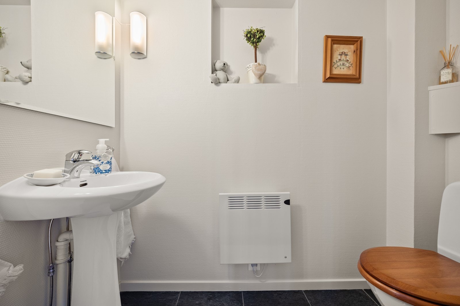 I entréen i 1. etasje finnes et praktisk toalettrom. Galleribilde