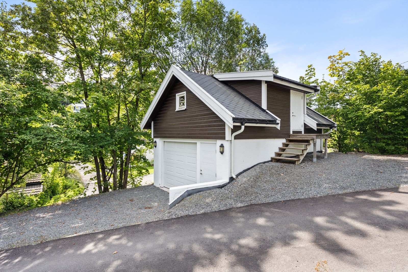 To garasjer hvor den nederste er fra 2011. Galleribilde