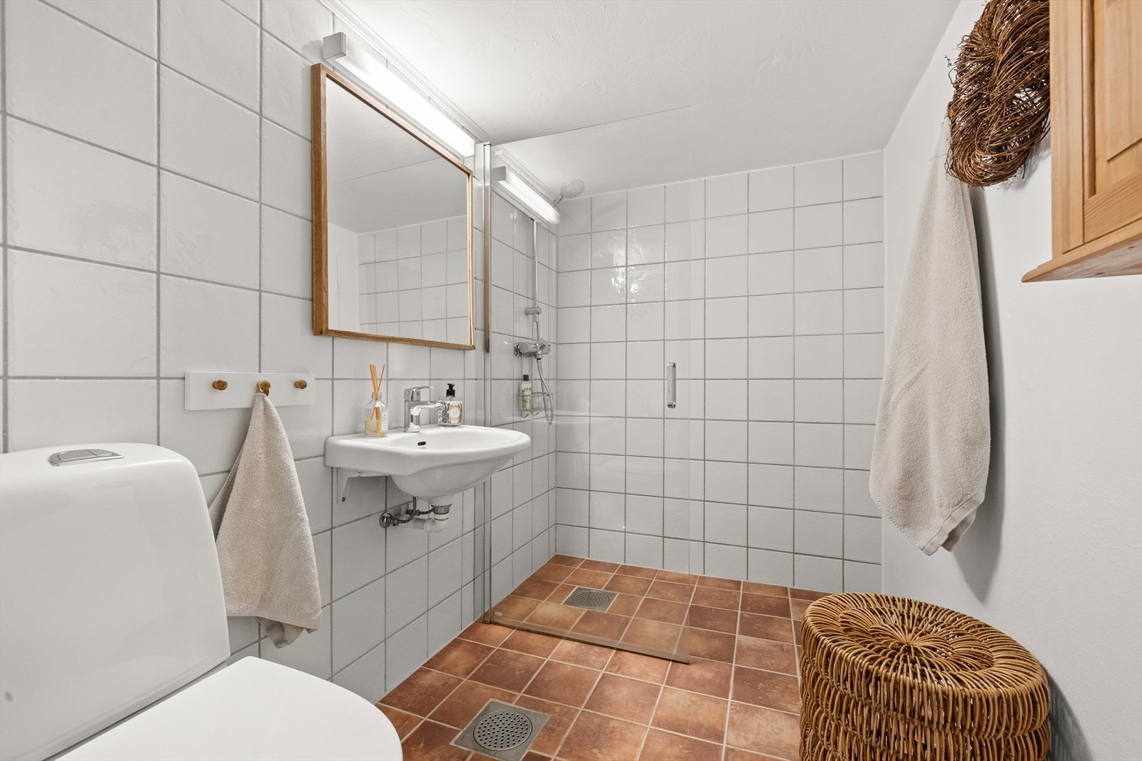 Badet i underetasjen er delvis flislagt med varmekabler. Galleribilde