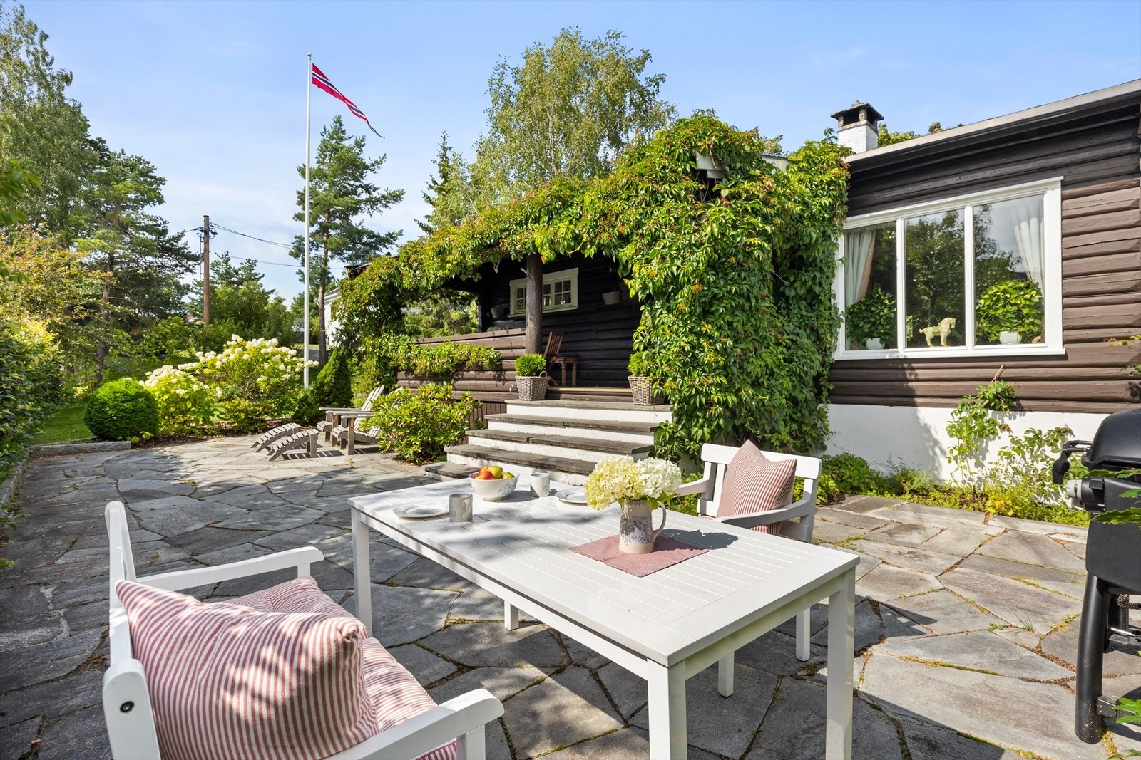 God plass til å innrede med sittegruppe, grillplass og loungemøbler. Galleribilde