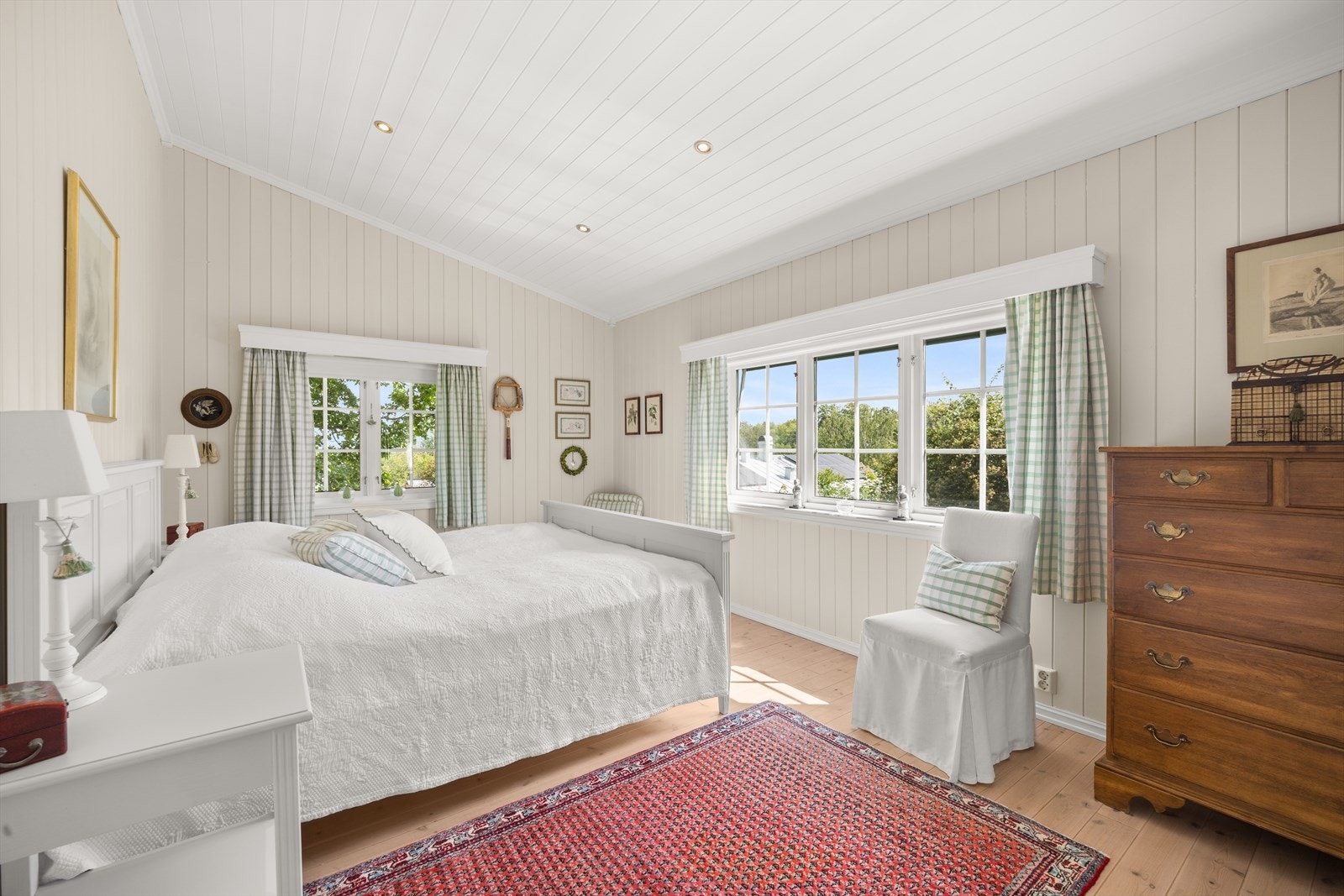 Hovedsoverommet i første etasje har plass til dobbeltseng, nattbord og oppbevaringsmøbler. Galleribilde