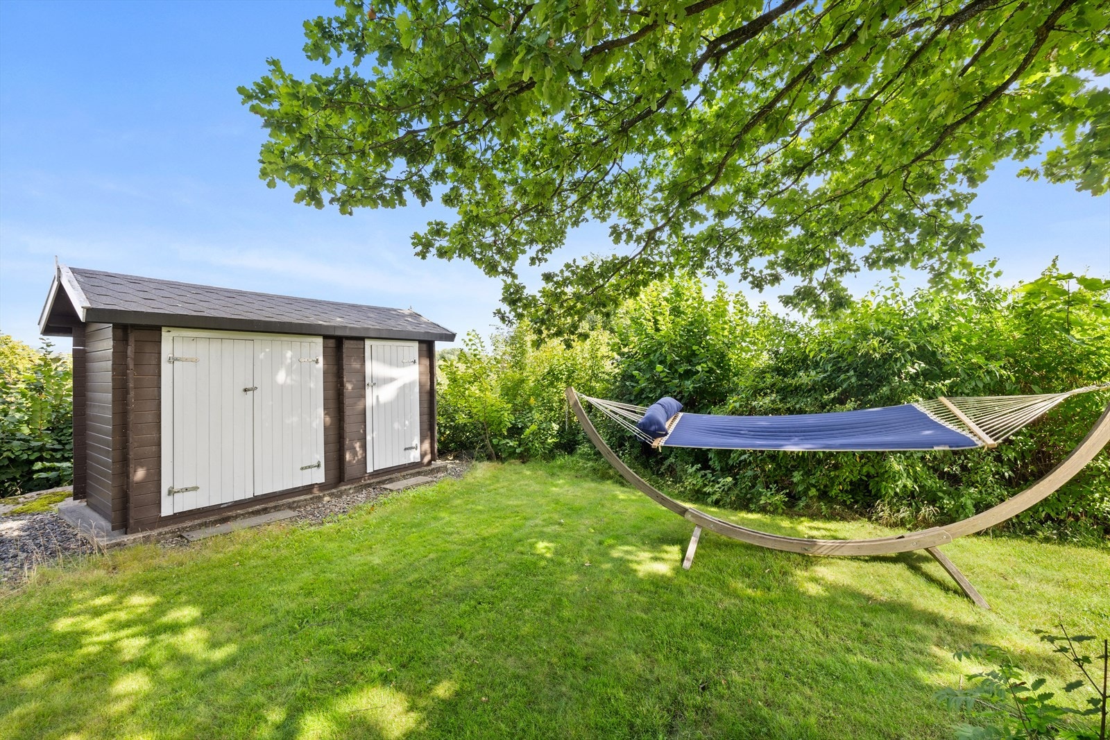 Hagen er skjermet og frodig, beplantet med busker, blomsterbed, prydbusker og frukttrær, og har god plass til rekreasjon og lek. Galleribilde