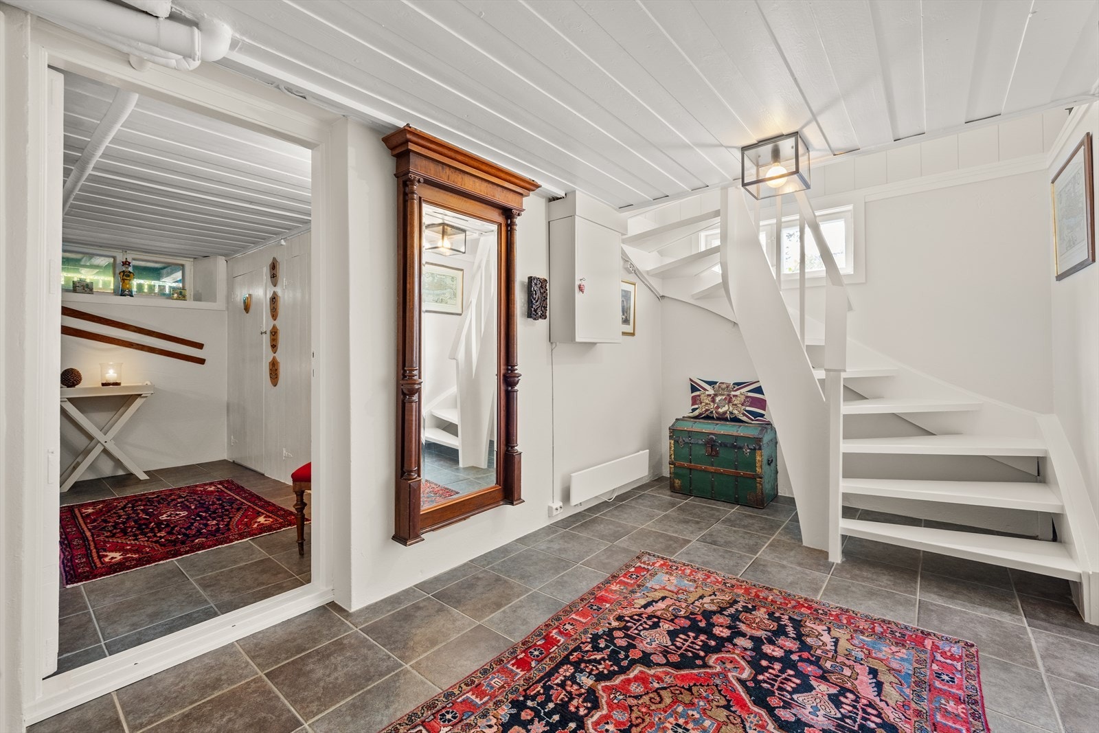 Gang underetasje. Galleribilde