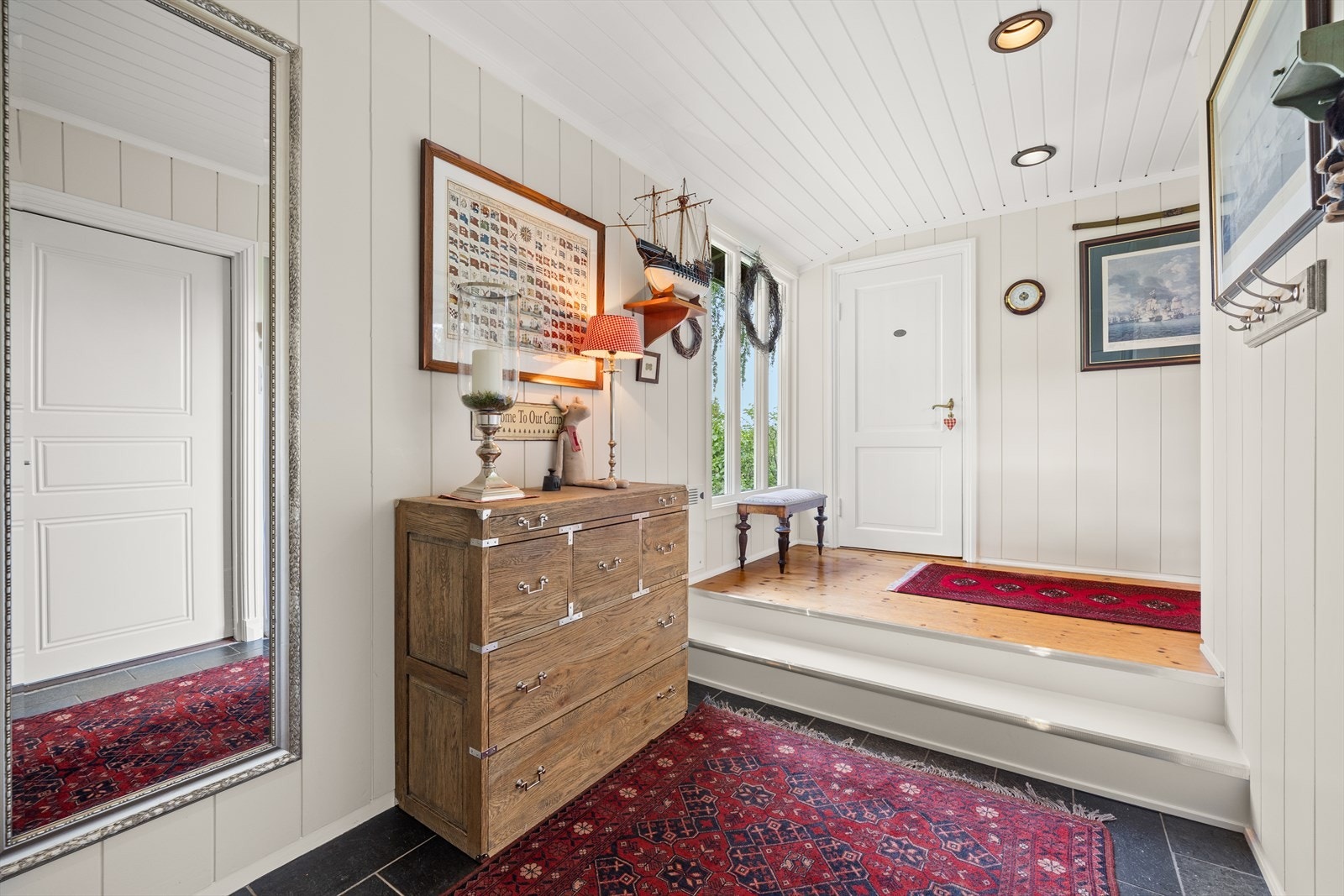 Entréen er romslig med plass til oppbevaringsmøbler. Galleribilde