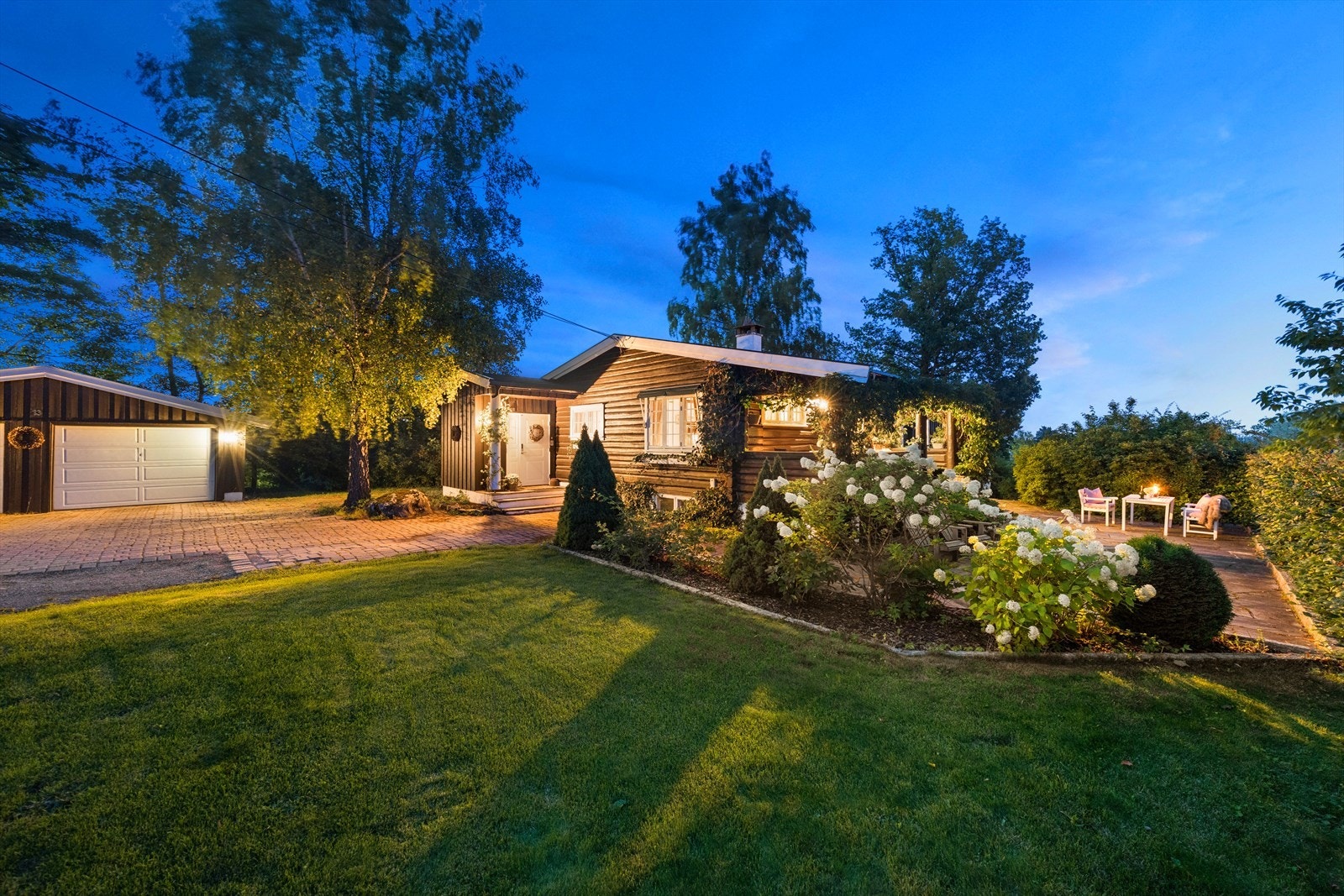 Eiendommen ligger på toppen av en kolle med gode solforhold. Galleribilde