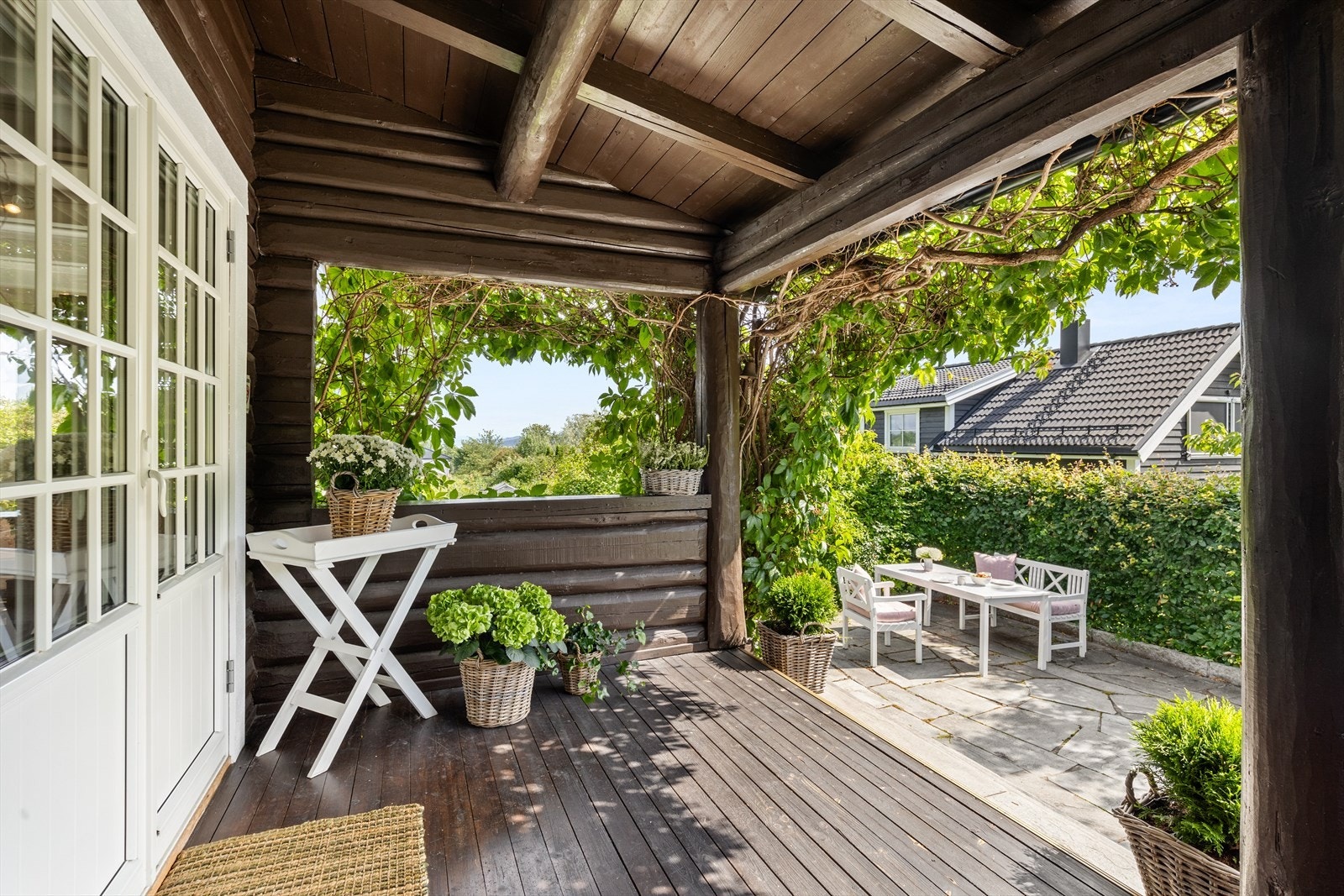 Verandaen og uteplassen har adkomst fra stuen. Galleribilde