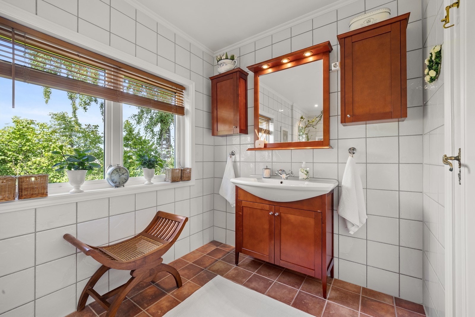 Badet i 2. etasje er helflislagt med varmekabler. Galleribilde