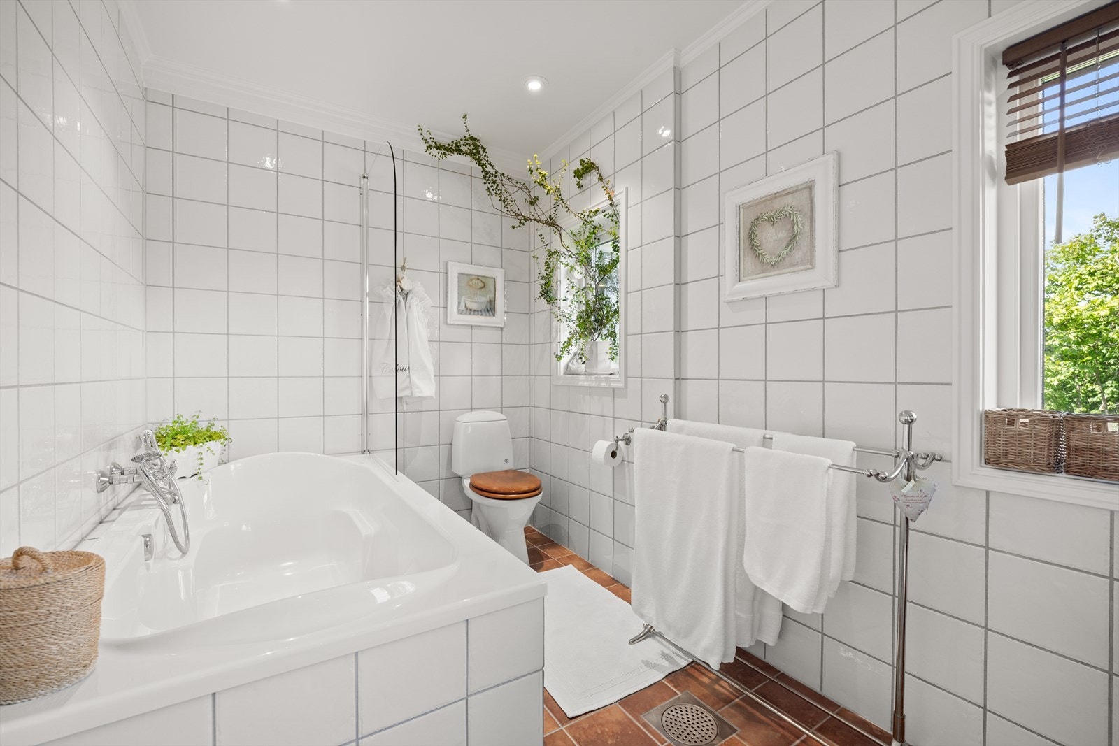 Gulvstående toalett og innmurt badekar. Galleribilde