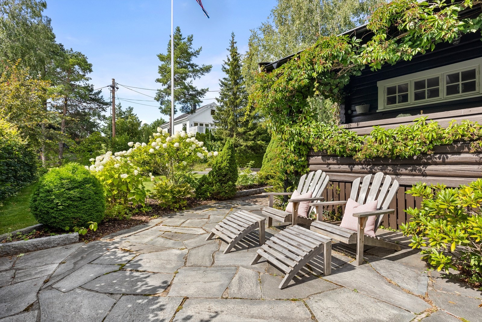 Skiferheller i tilknytning til hagen. Galleribilde