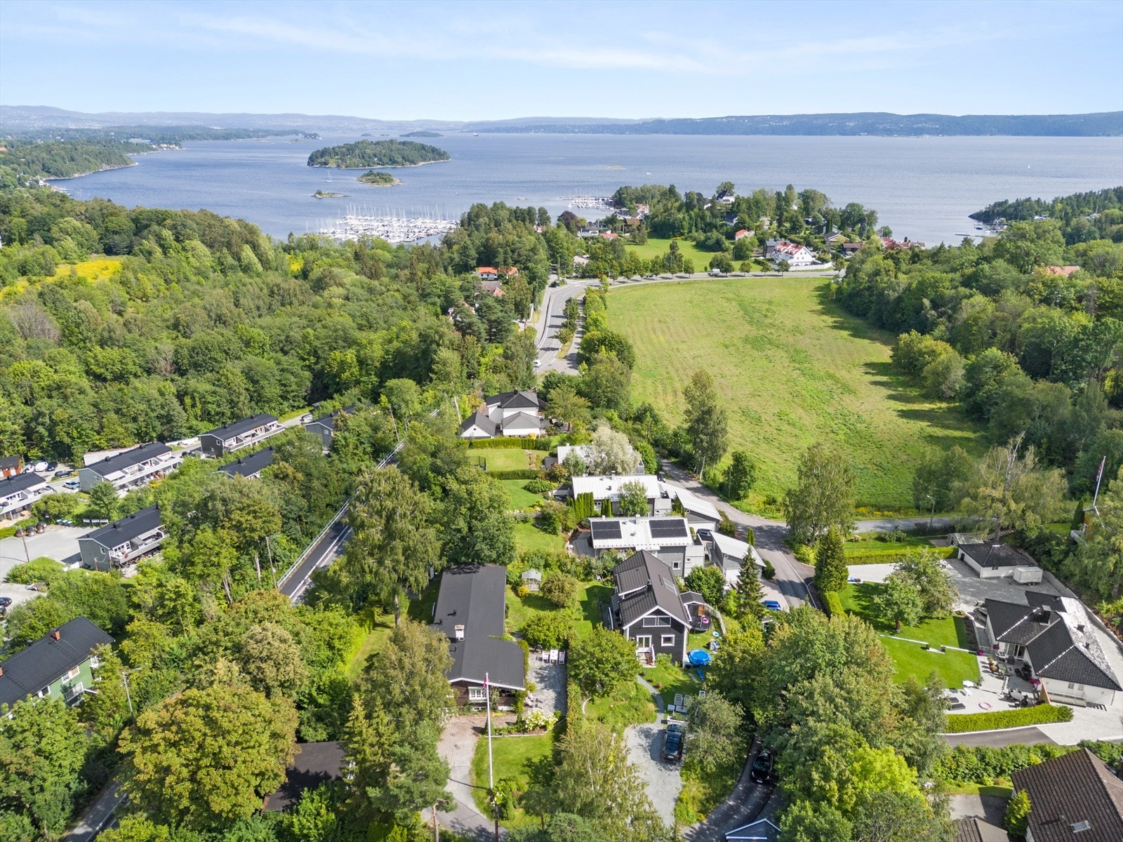 Fra eiendommen er det kort vei ned til sjøen med Blakstadtangen båthavn og Sjøvollbukta med Tørkopp via kyststien. Galleribilde