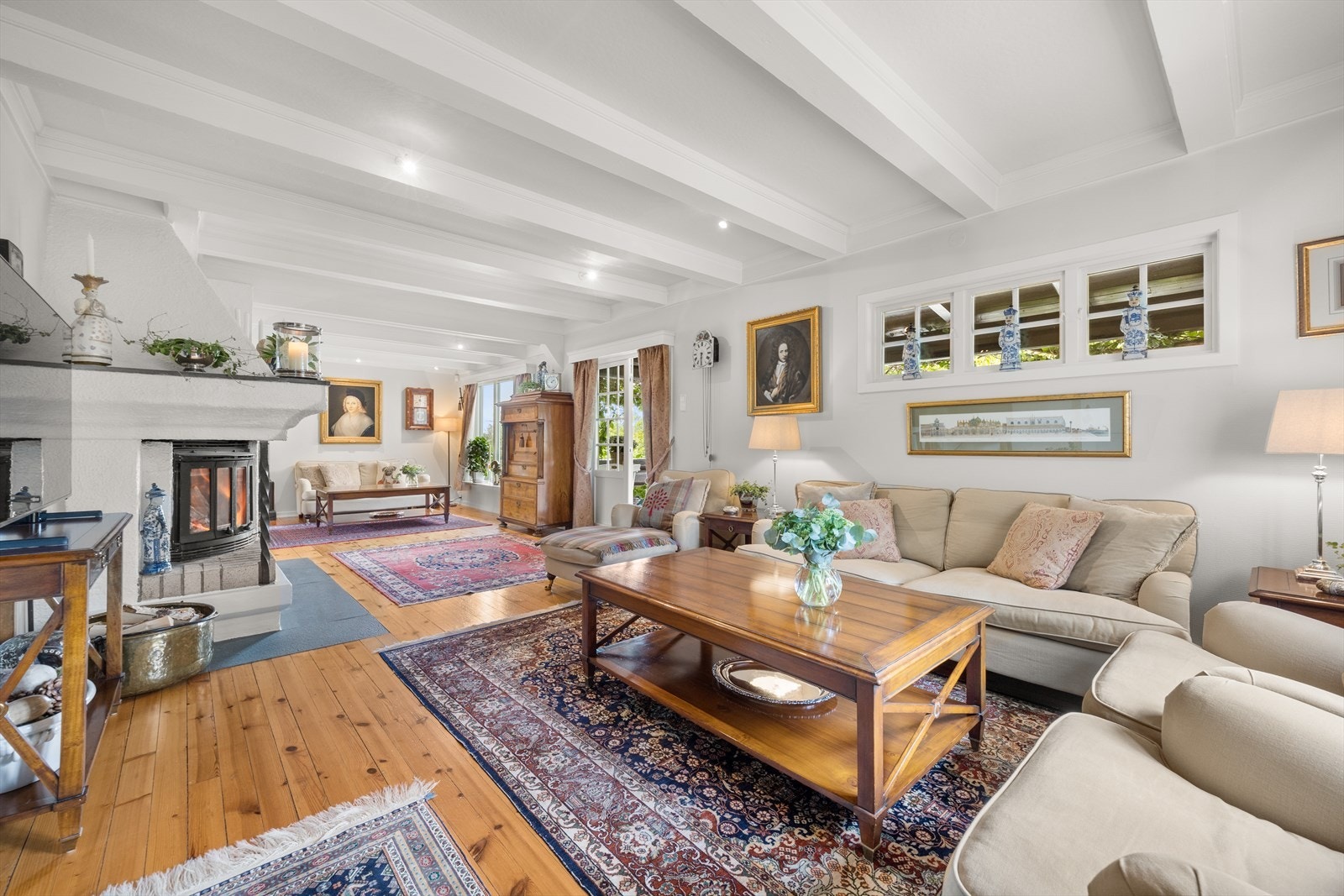 Boligen har en romslig stue med funksjonell planløsning. Galleribilde