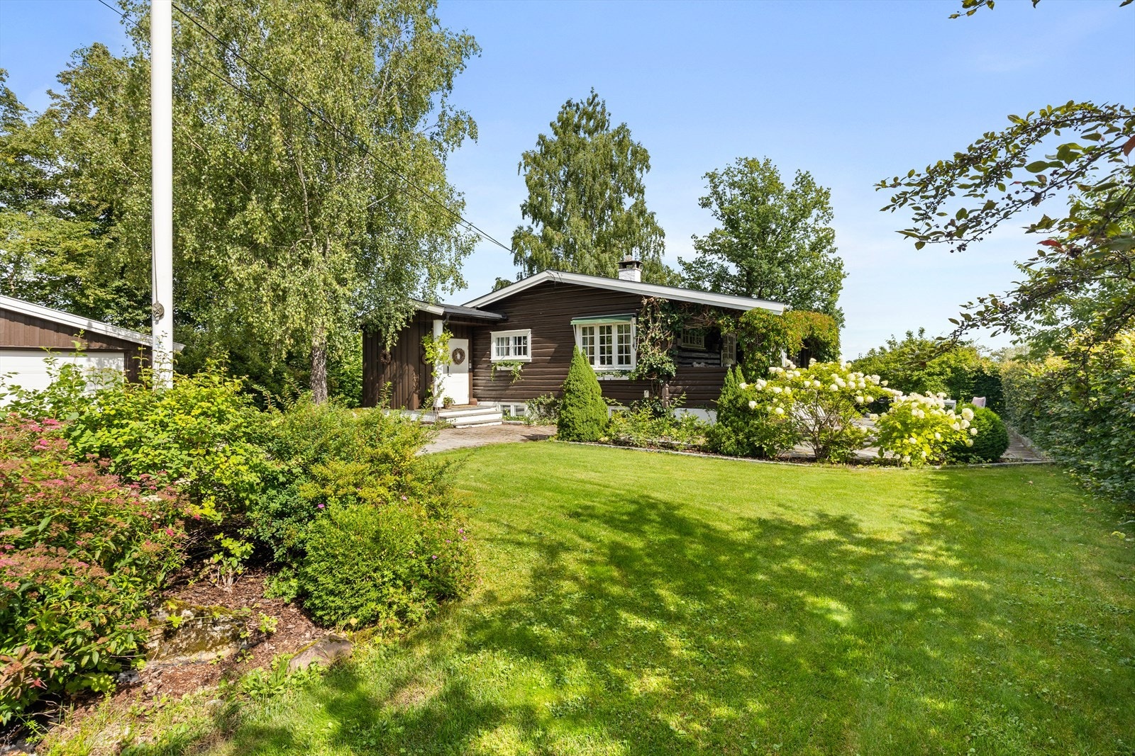 Eiendommen har adkomst via en pent opparbeidet tomt, bearbeidet av entreprenør Knut A. Breivik i 2004. Galleribilde