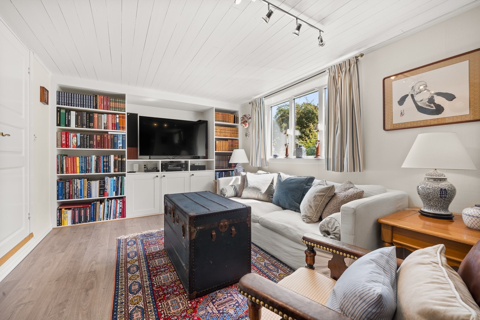 I underetasjen finnes en ekstra stue, egnet som TV-stue, ungdomsrom eller lekerom. Kjellerstuen har god størrelse og varmekabler i gulvet. Galleribilde