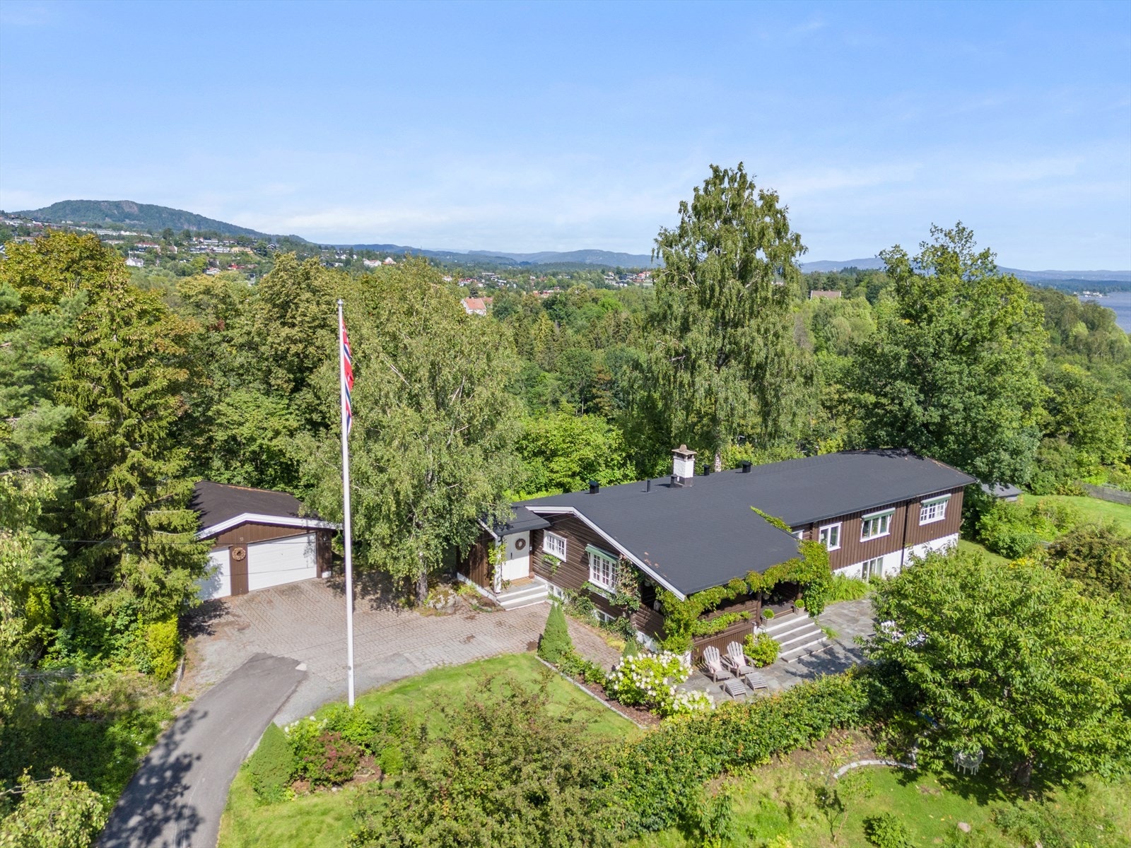 Åsliveien 13 har en fin, solrik og idyllisk beliggenhet i et attraktivt og hyggelig boligområde på Vettre/Blakstad i Asker. Galleribilde
