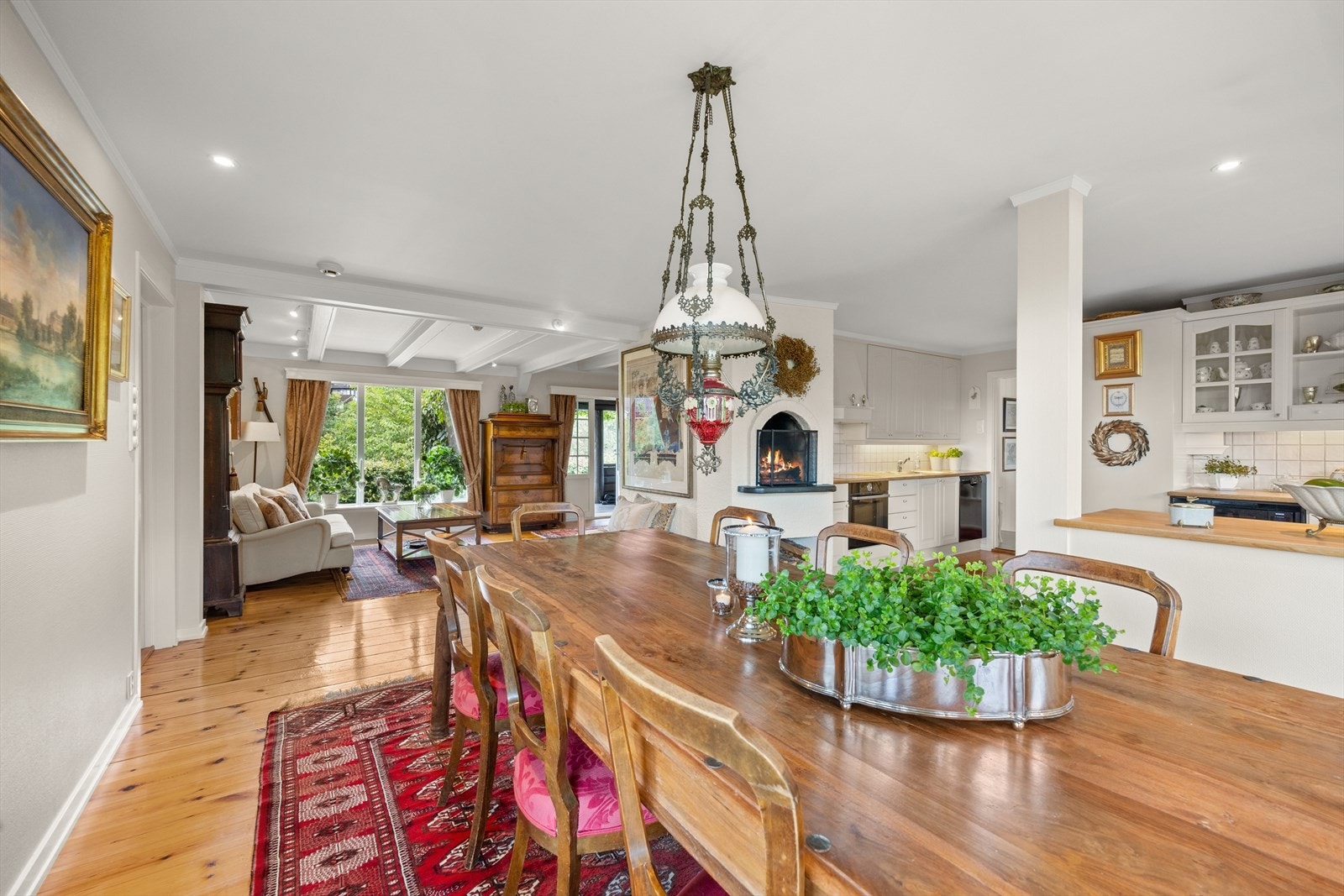 Stuen har en delvis åpen løsning mot spisestue og kjøkken. Galleribilde