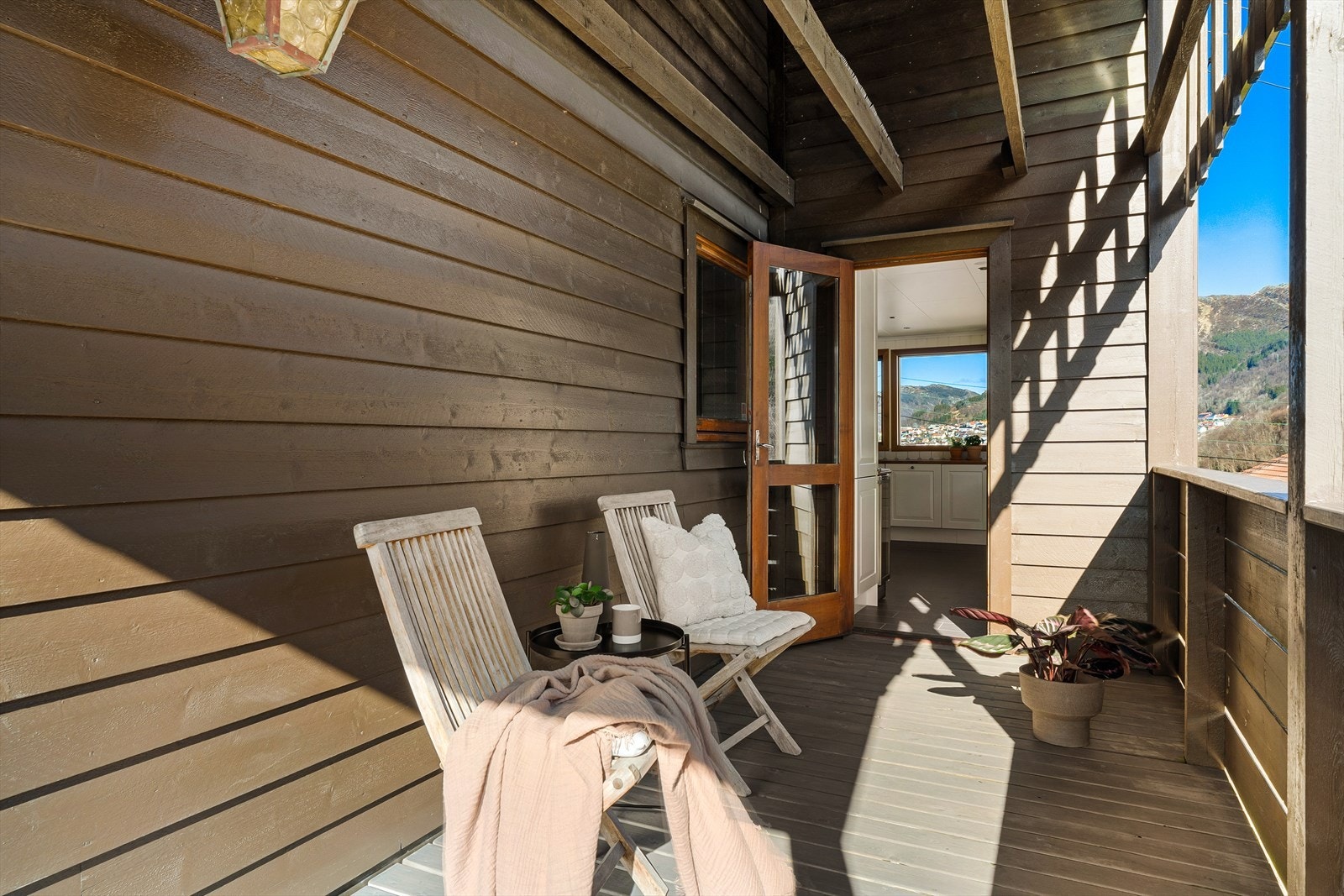 Via kjøkkenet er det utgang til en overbygd altan på 9,5 m². Galleribilde